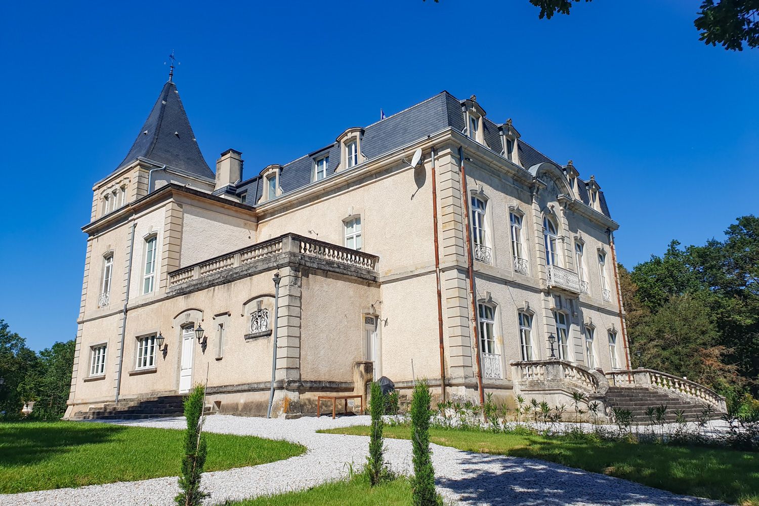 Château Lumière Brametourte Cahuzac: 6-Bedroom Château with Heated Pool and Parkland in Cahuzac,