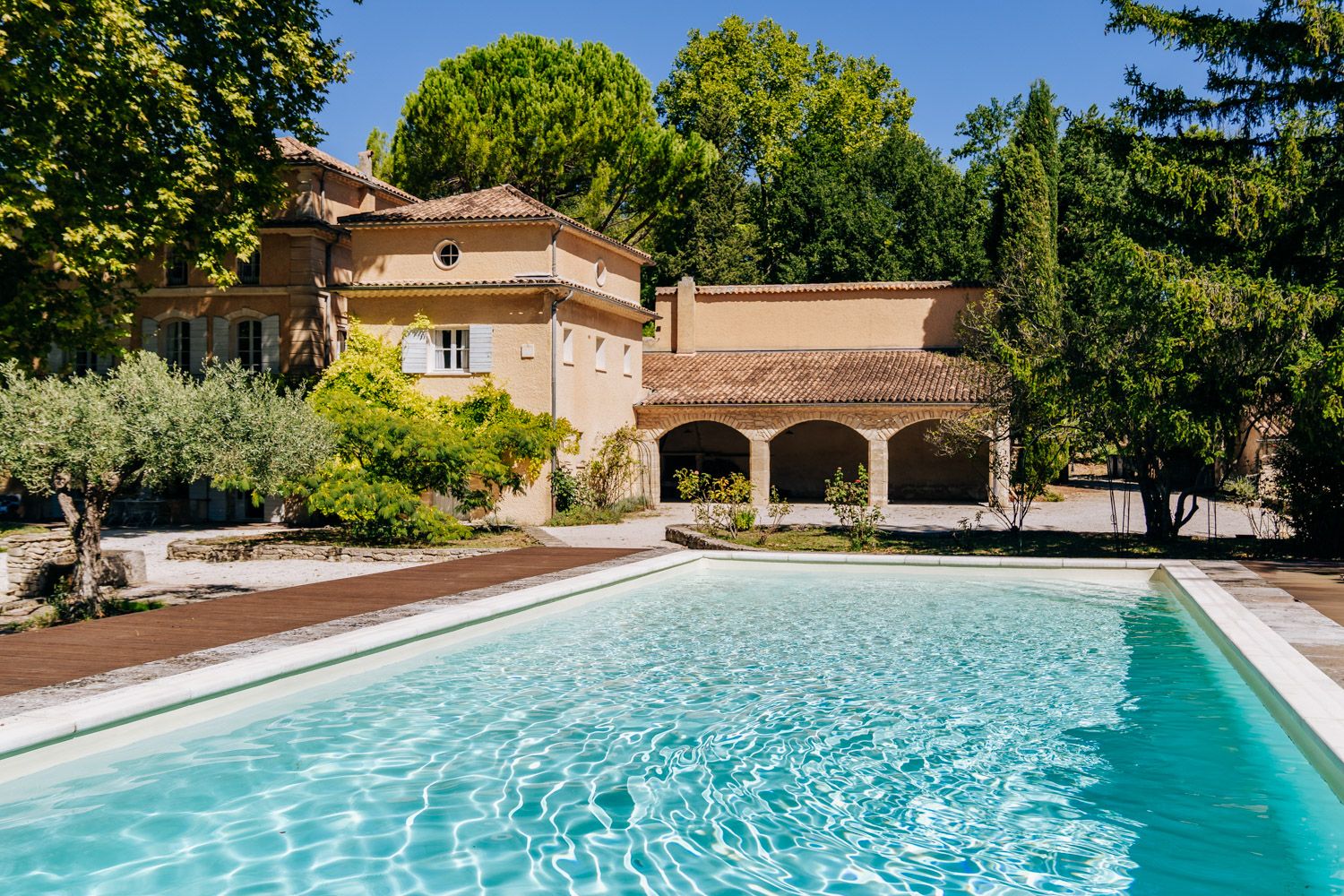 Château Lumière Crillon Mazan: 5-Bedroom Château with Heated Pool & Tennis Court near Mont