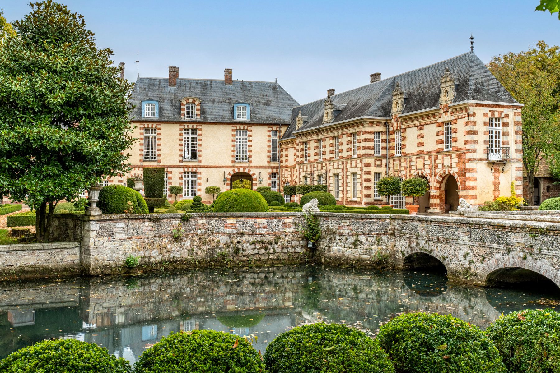 Château Lumière Gamaches Mainneville: 16-Bedroom Château with Spa, Tennis Court & 44 Hectares in N