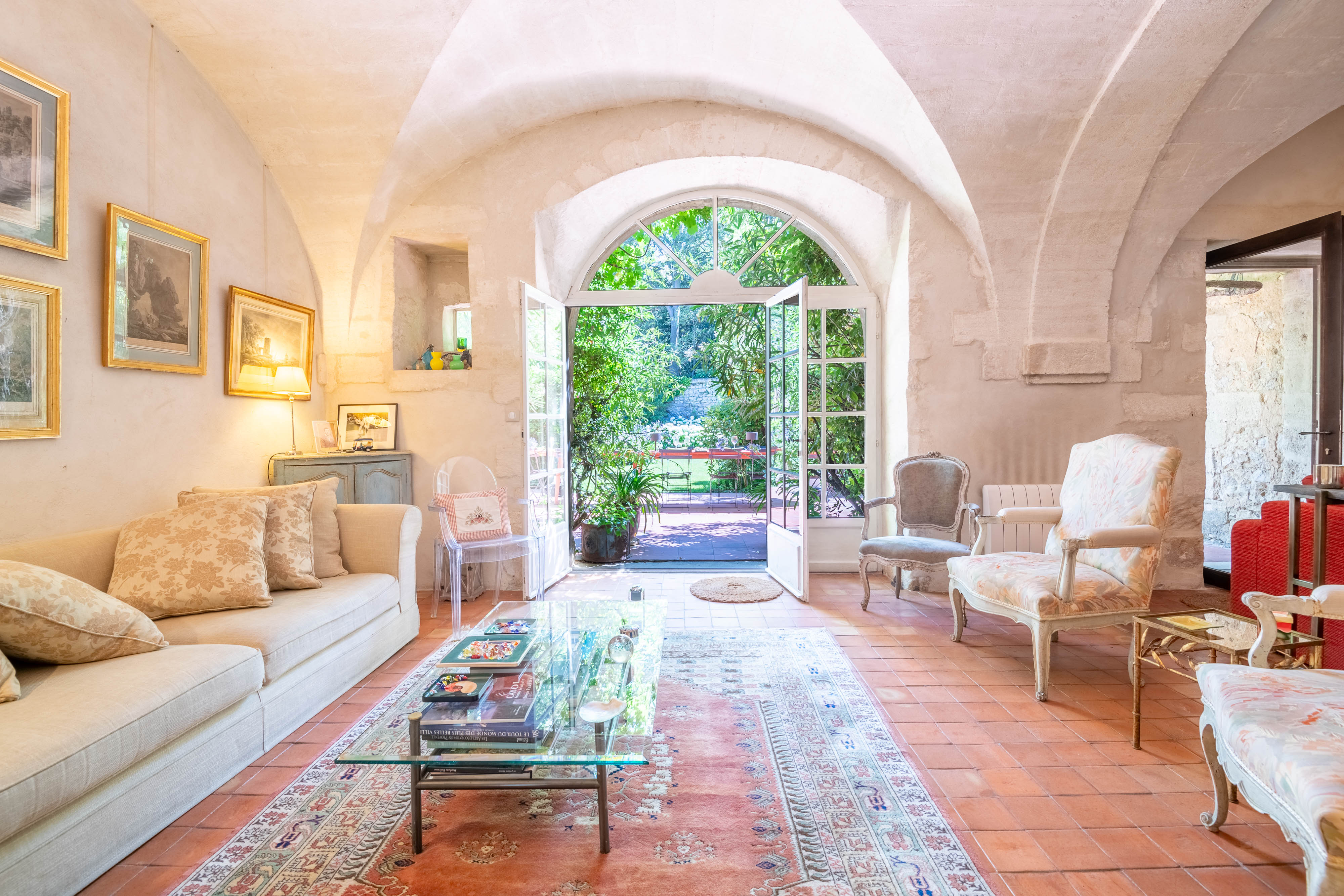 Château Safran Villeneuve Gard: Luxury 6-Bedroom Villa with Private Pool and Tennis Court, Gard Provence