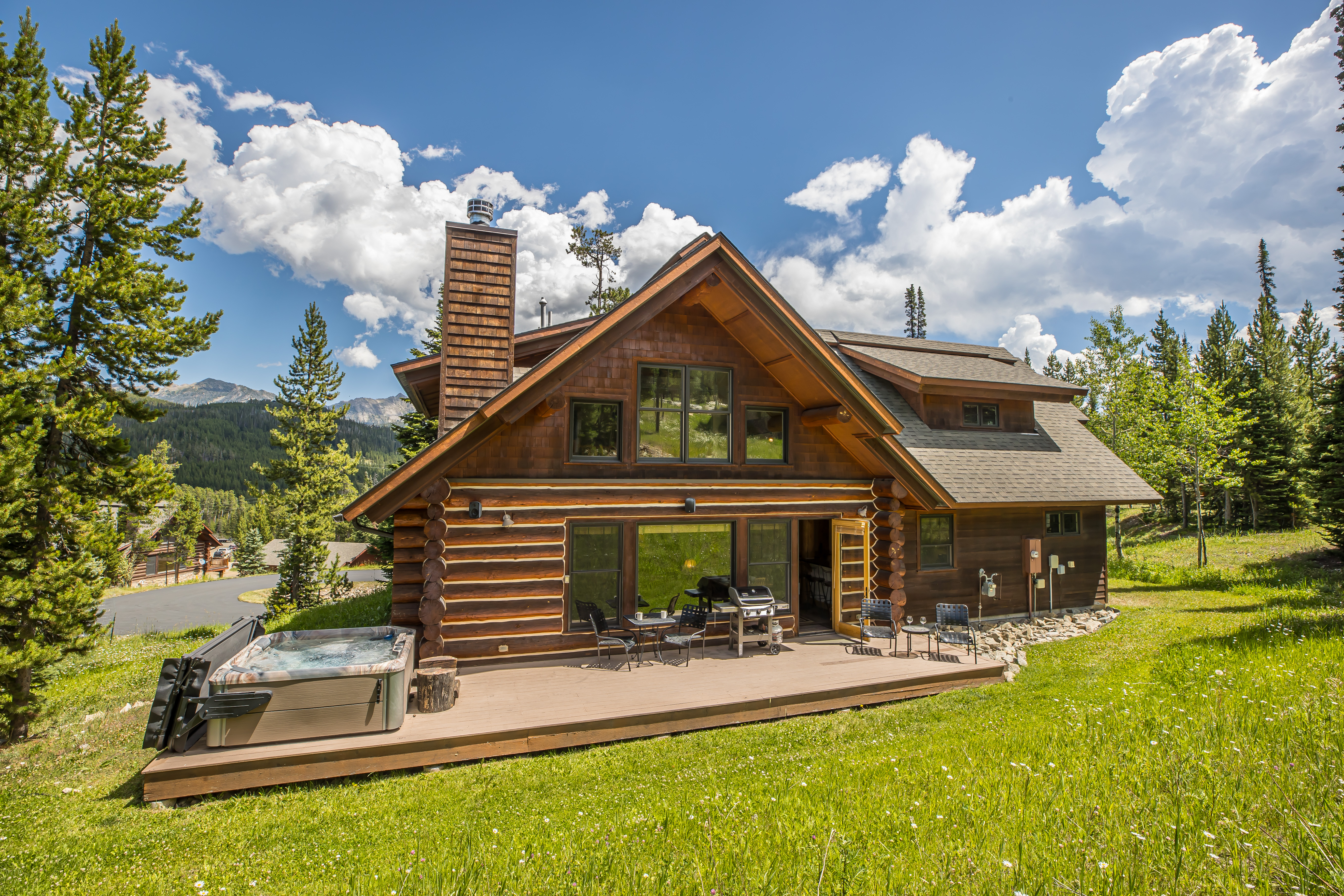 Cottage Chrysos Beartrap Madison: Luxury 4-Bedroom Ski Chalet with Hot Tub and Family-Friendly Amenities, Madison County Montana