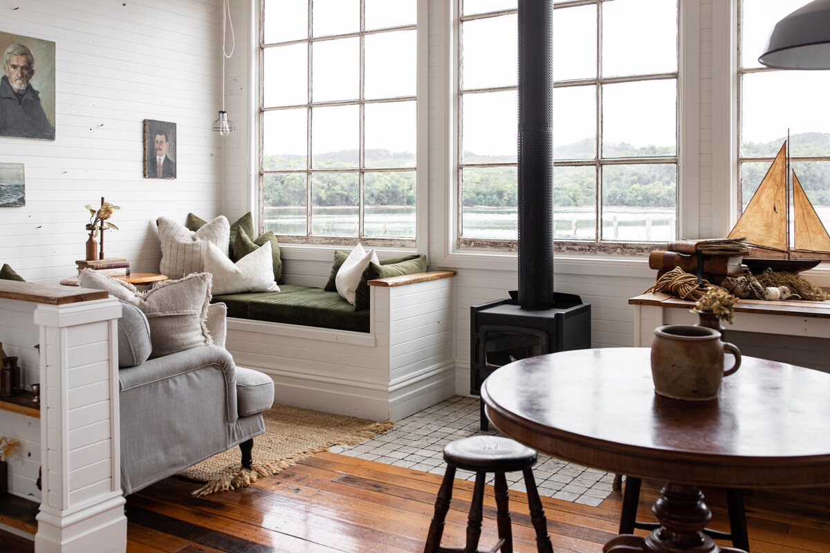 Cottage Chrysos Victoria Strahan: Romantic 1-Bedroom Cottage with Spa and Air-Con, Tasmania