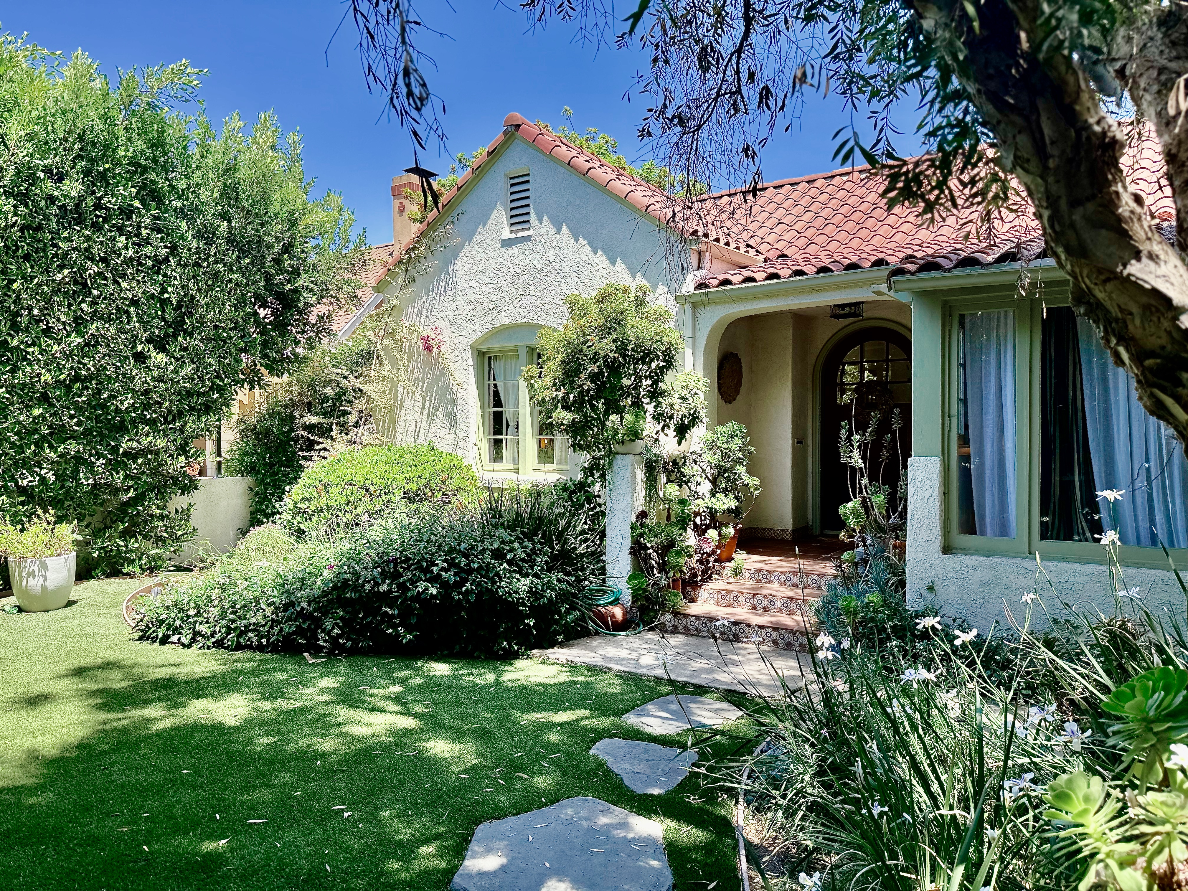 Cottage Chrysos Wilshire Larchmont: Charming 3-Bedroom Cottage Rental with Private Parking in Larchmont, Los Angeles