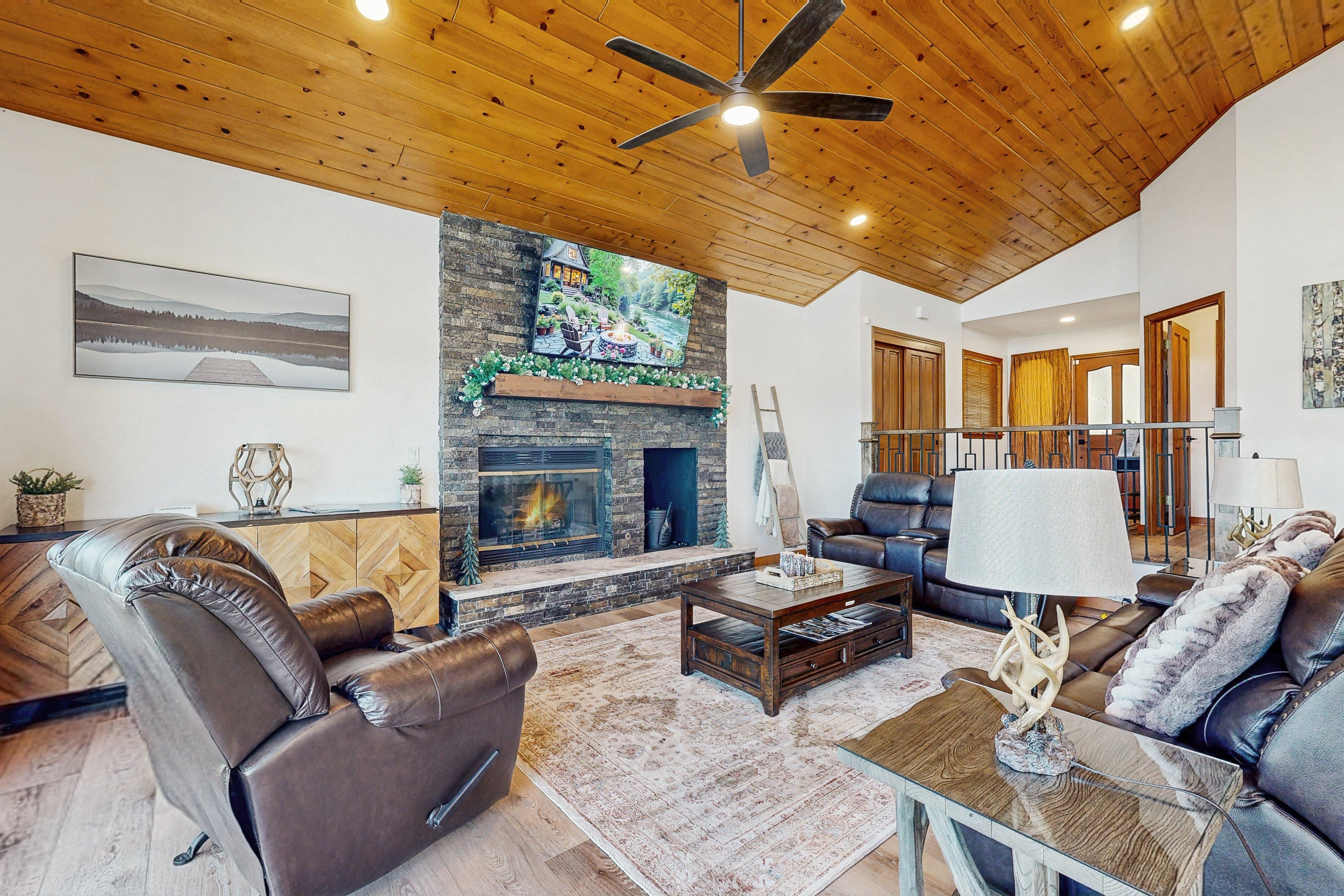Cottage Harmattan Rimforest LakeArrowhead: Luxury 3-Bedroom Villa with Fireplace and Lake Views, Lake Arrowhead