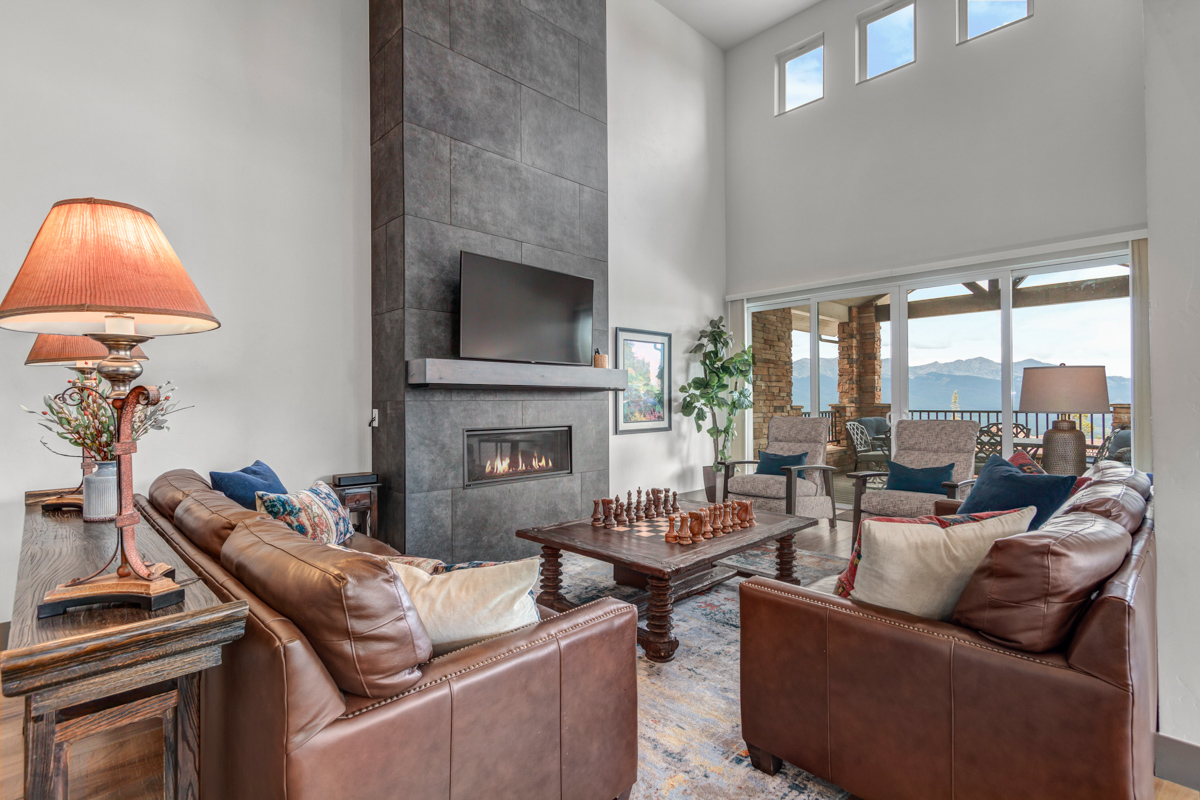 Cottage Helm Arolla Breckenridge: Luxury 4-Bedroom Ski Chalet with Hot Tub and Private Parking, Breckenridge