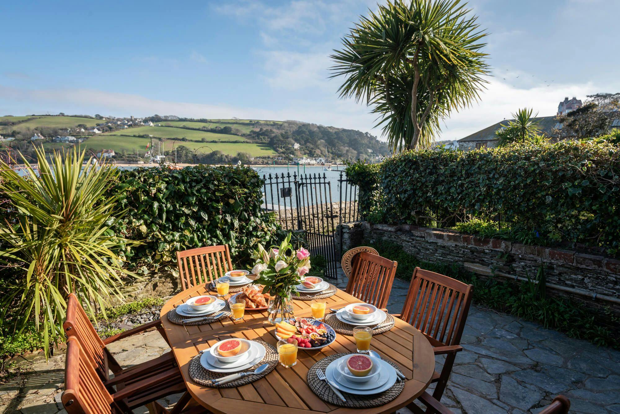 Cottage Helm Fraileys Salcombe: Charming 1-Bedroom Holiday Cottage with Seaviews and Pets Allowed in Salcombe