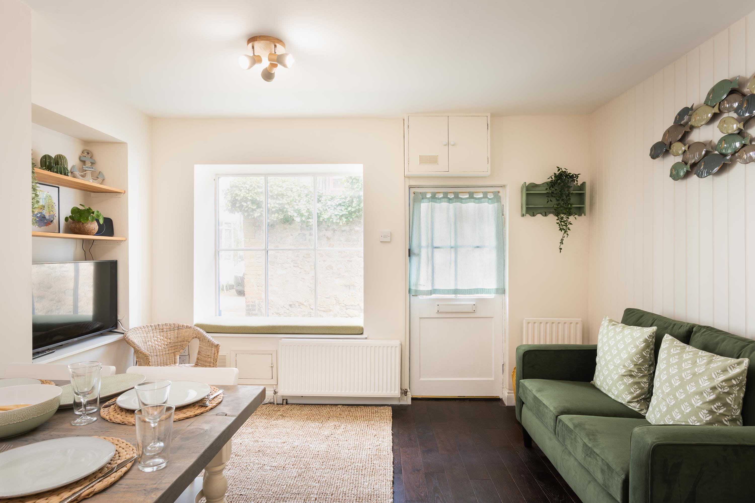 Cottage Helm Frailty Lyme Regis: Charming 2-Bedroom Cottage Rental with Sea Views and Spa, Lyme Regis Dorset