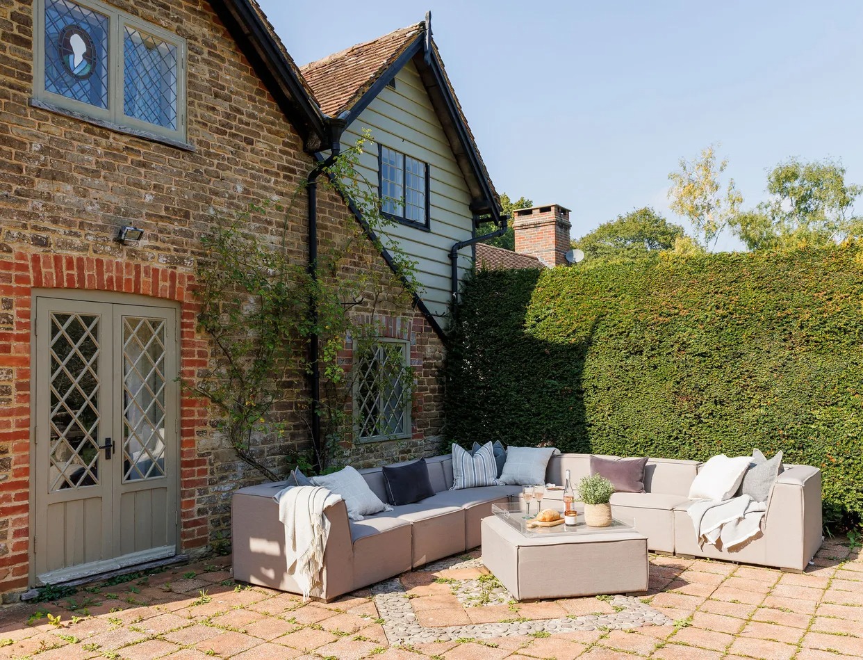 Cottage Helm Frailty West Sussex: Luxury 4-Bedroom Villa with Private Pool and Spa, West Sussex