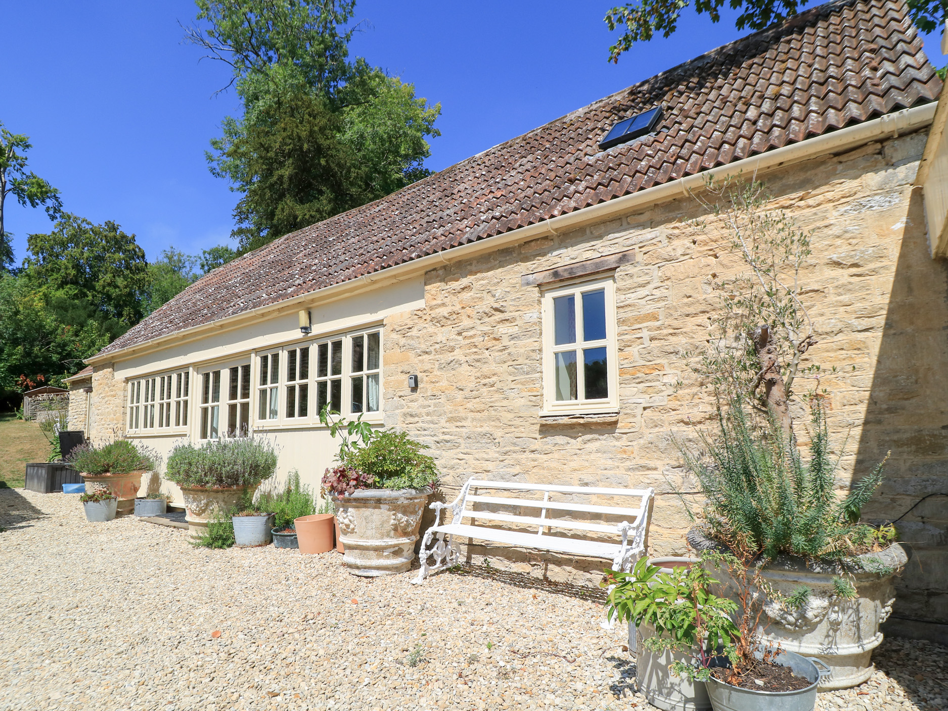 Cottage Helm Frairs Gloucester: Charming 2-Bedroom Holiday Cottage with Spa and Private Parking, Cirencester