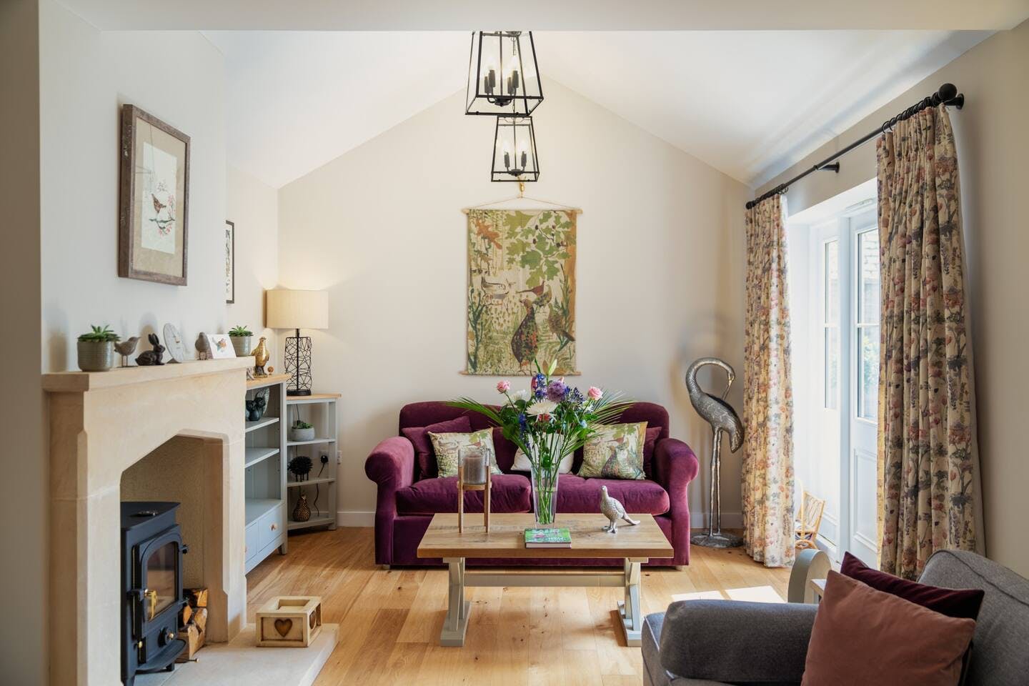 Cottage Helm Frairs Gloucestershire: Charming 2-Bedroom Holiday Cottage with Private Parking in Stow-on-the-Wold