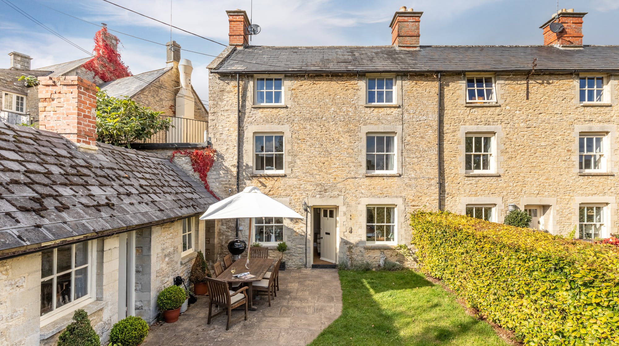 Cottage Helm Frairswood Cirencester: Charming 4-Bedroom Holiday Cottage with Spa and Private Parking in Cirencester