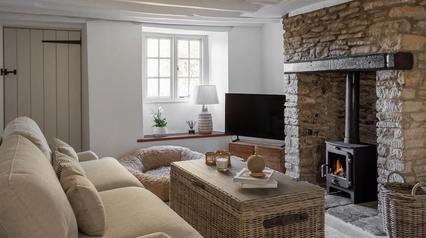 Cottage Helm Fraize Charlbury: Luxury 2-Bedroom Cottage with Spa and Private Parking in Charlbury, Oxfordshire