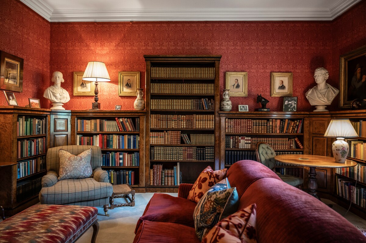 Cottage Helm Fraoch Bowden: Luxury 8-Bedroom Cottage with Billiards and Gardens, Roxburgh, Scottish Borders