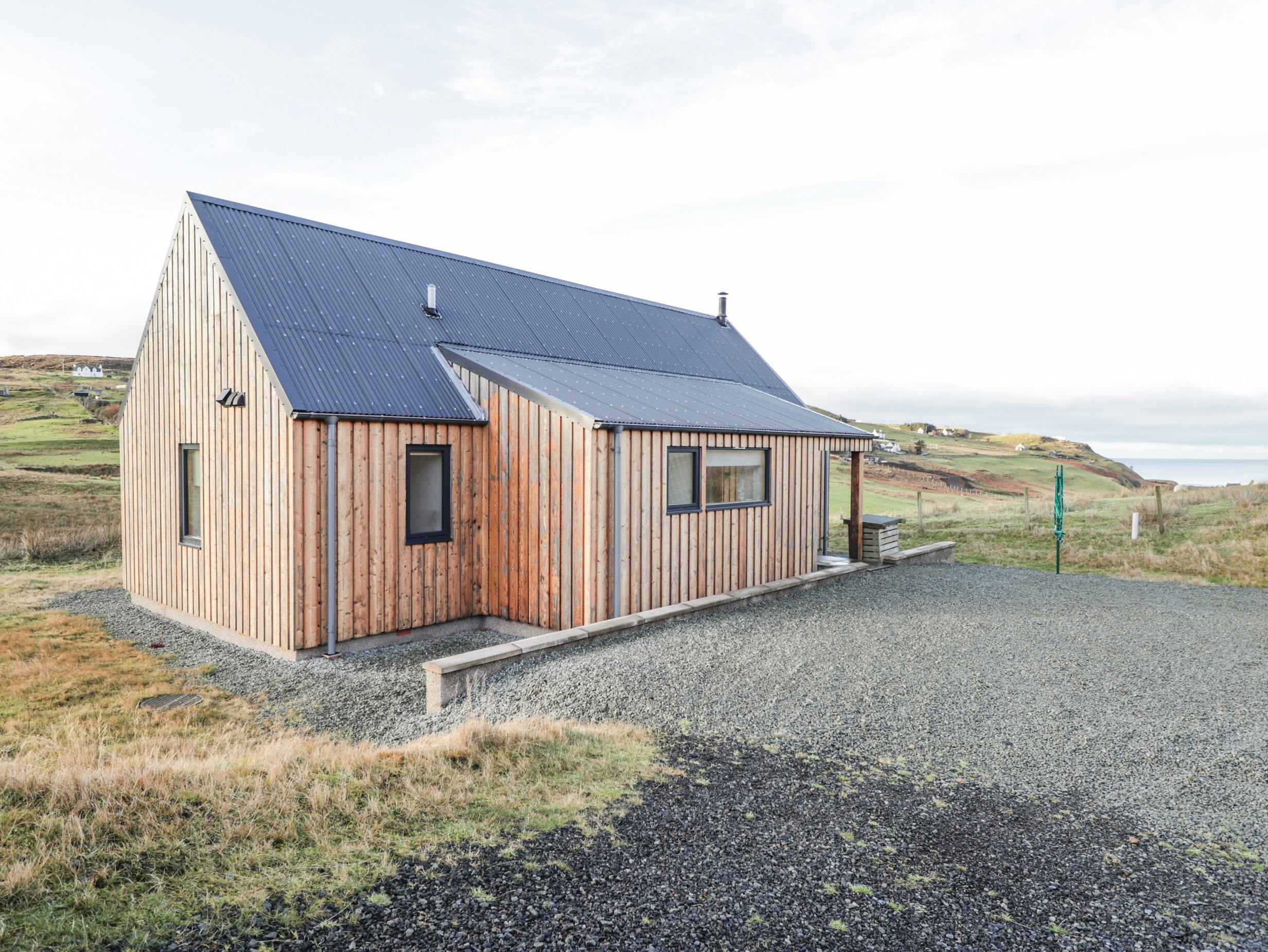 Cottage Helm Fraoch Glendale: Luxury 2-Bedroom Cottage with Sea Views and Fireplace, Isle of Skye
