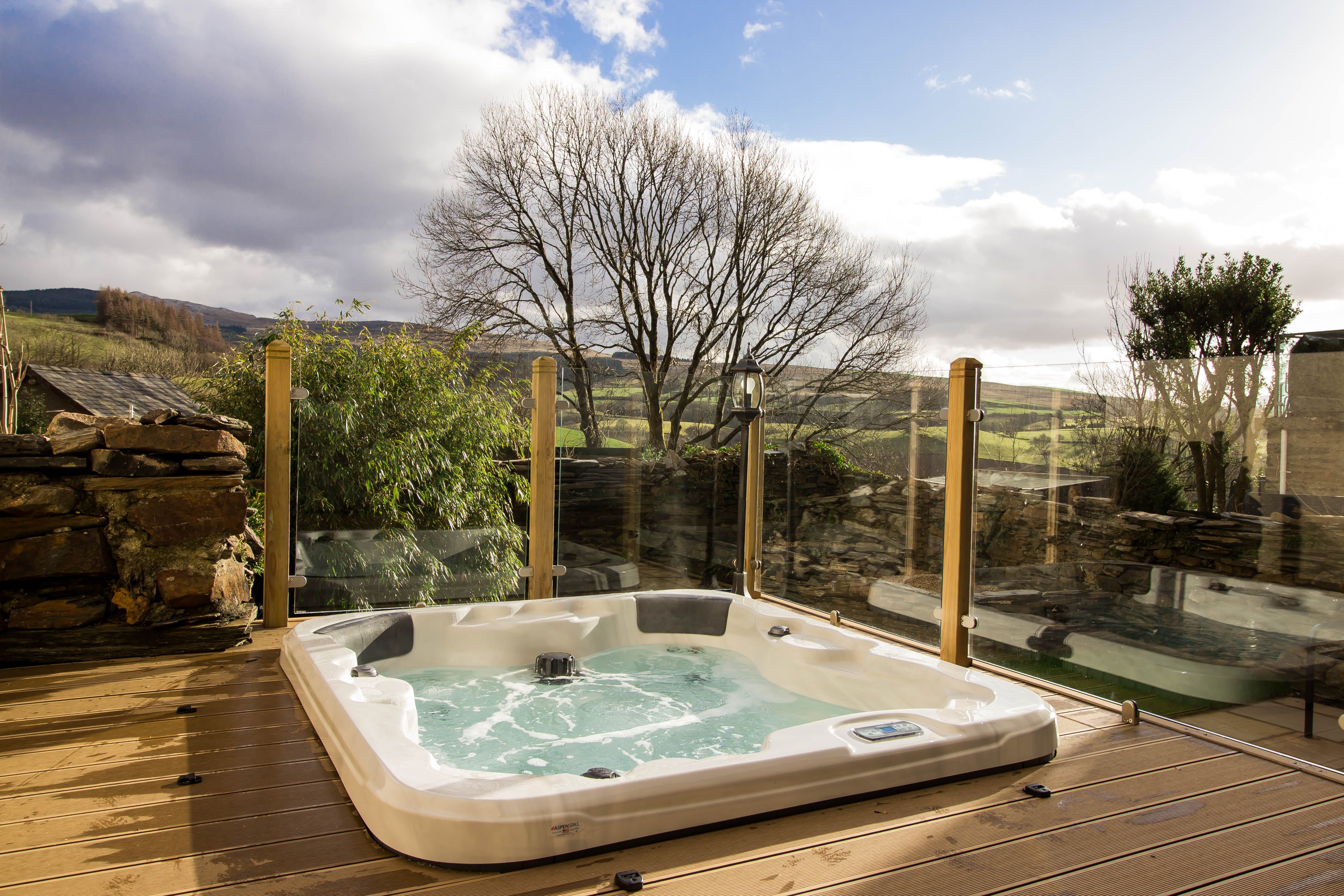 Cottage Helm Fraoch Porthmadog: Charming 3-Bedroom Holiday Cottage with Hot Tub and Fireplace, Porthmadog