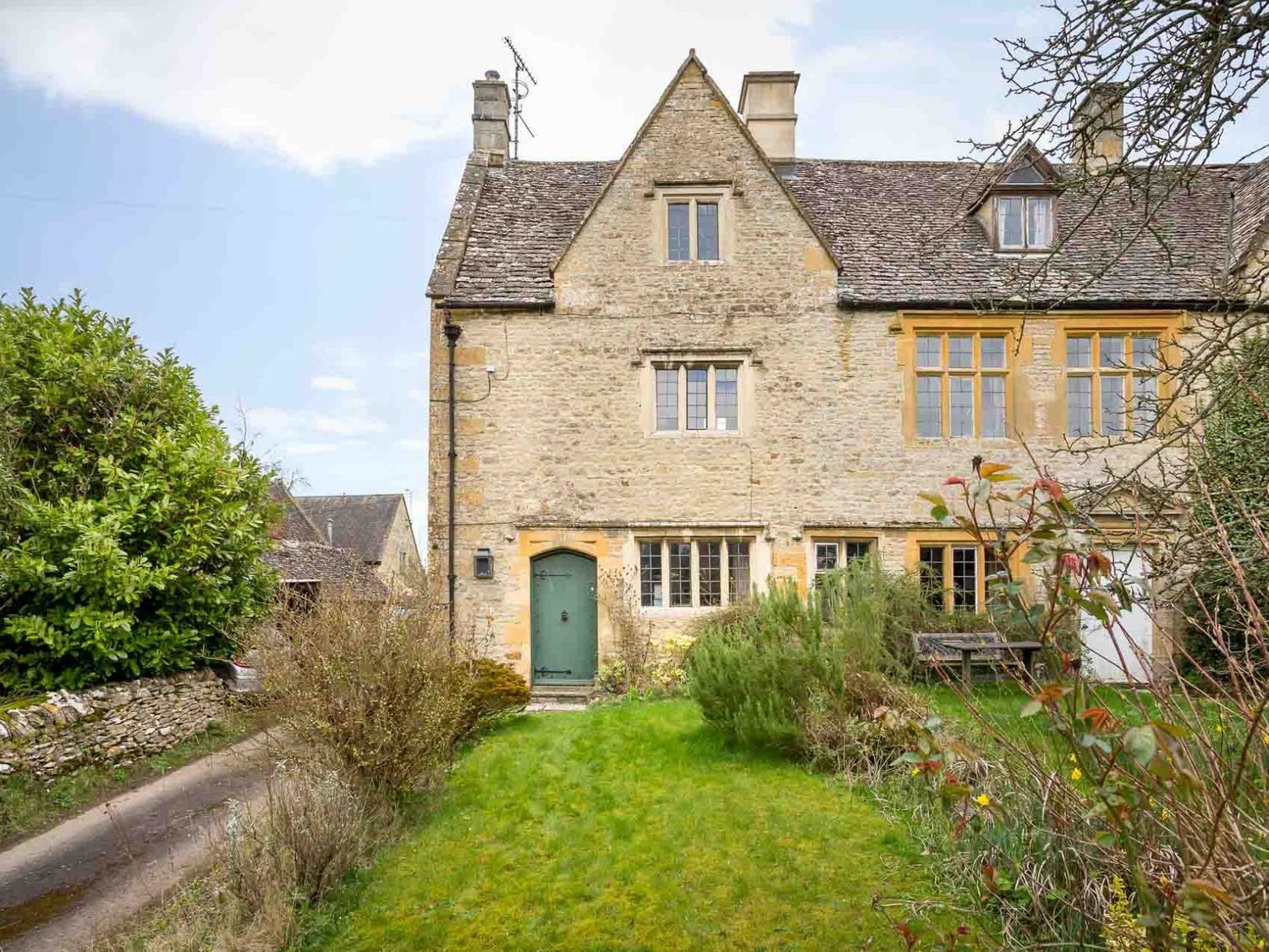 Cottage Helm Fraze Gloucestershire: Luxury 3-Bedroom Cottage with Fireplace and Private Parking, Stow-on-the-Wold