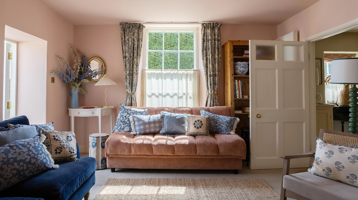 Cottage Helm Frazen Painswick: Charming 3-Bedroom Family-Friendly Cottage with Private Parking in Painswick