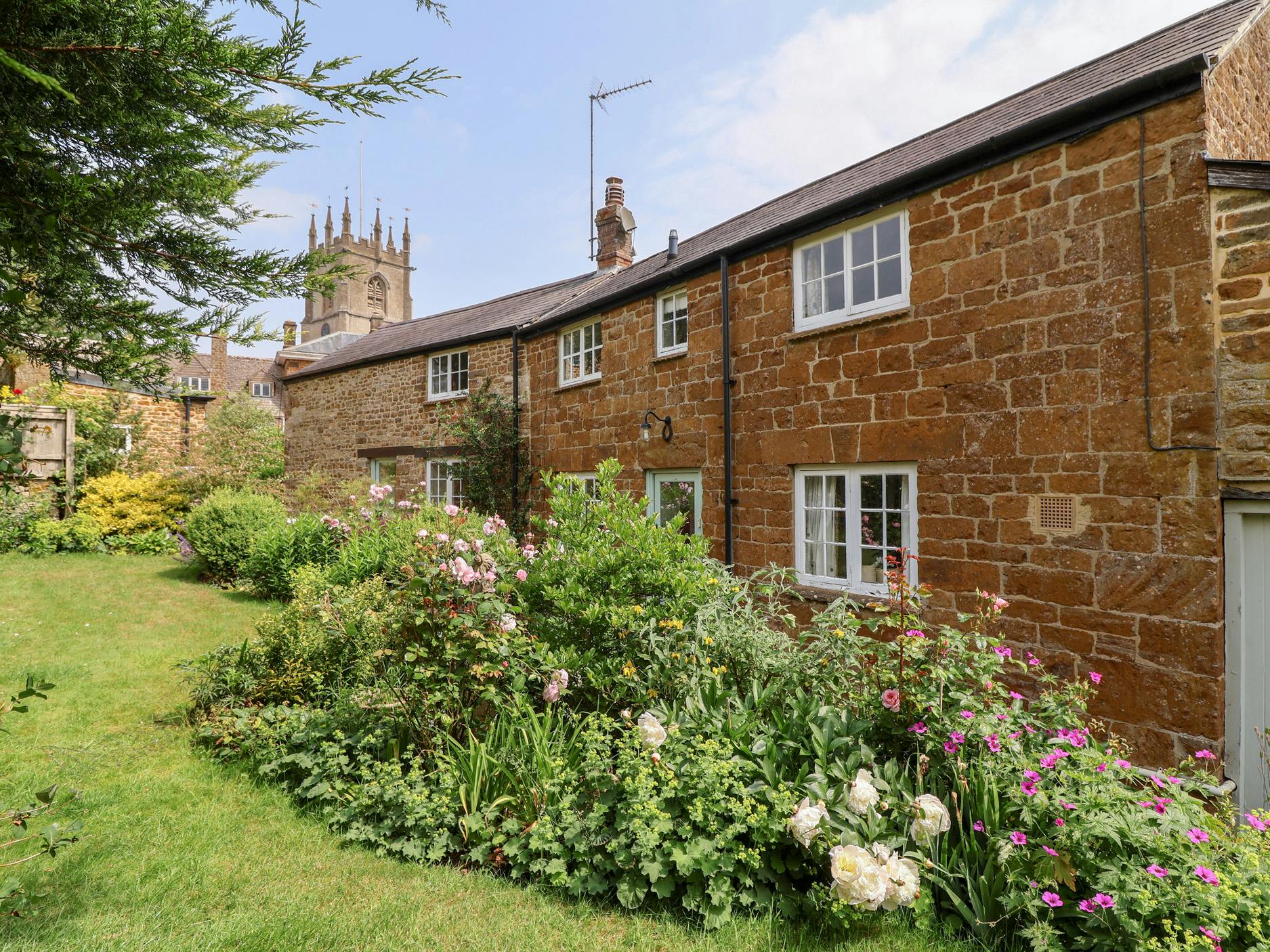 Cottage Helm Frazer Oxfordshire: Charming 3-Bedroom Holiday Cottage with Private Parking in Oxfordshire