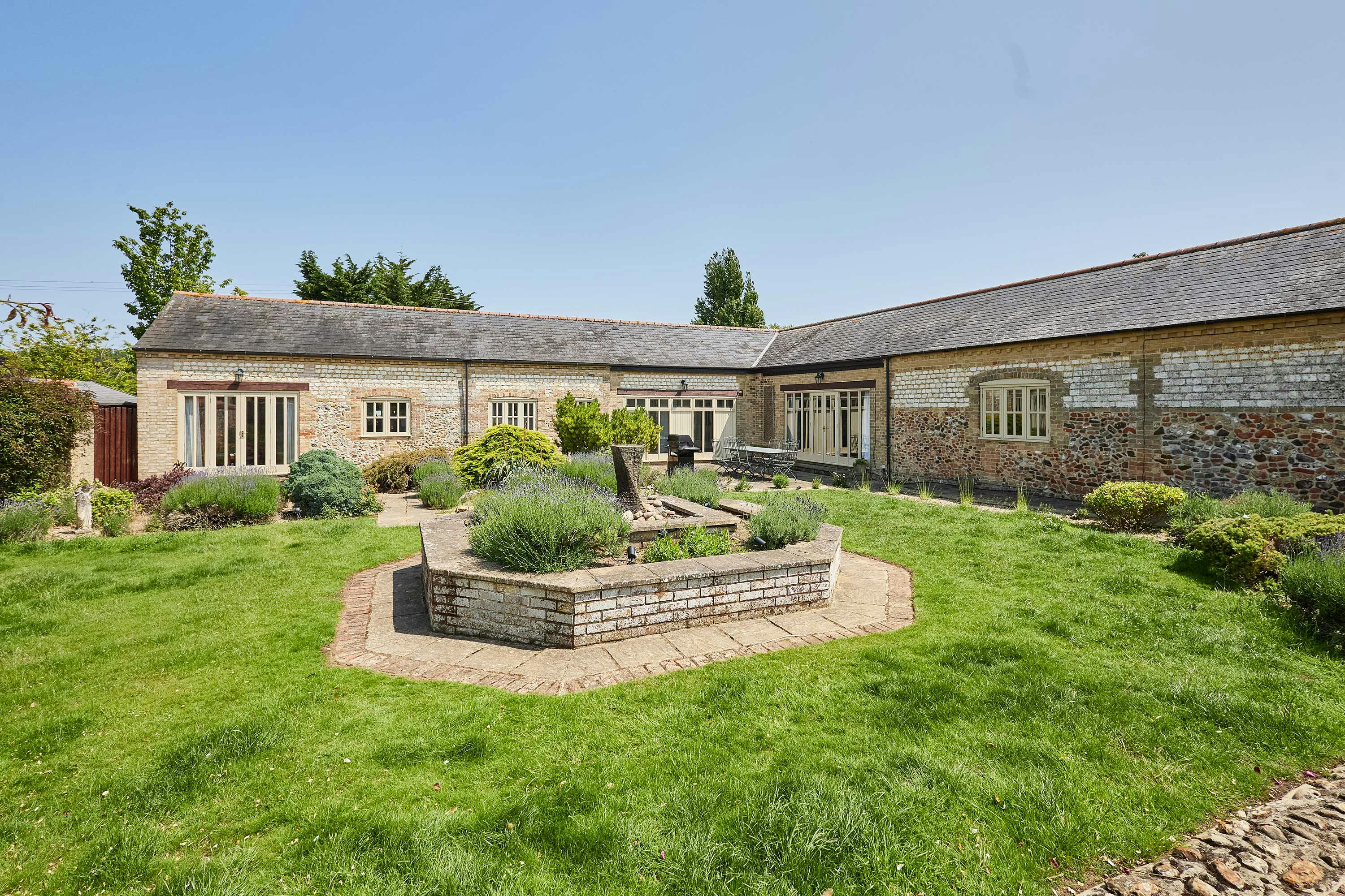 Cottage Helm Gressenhall Norfolk: Charming 4-Bedroom Holiday Cottage with Private Parking and Countryside Views, Norfolk