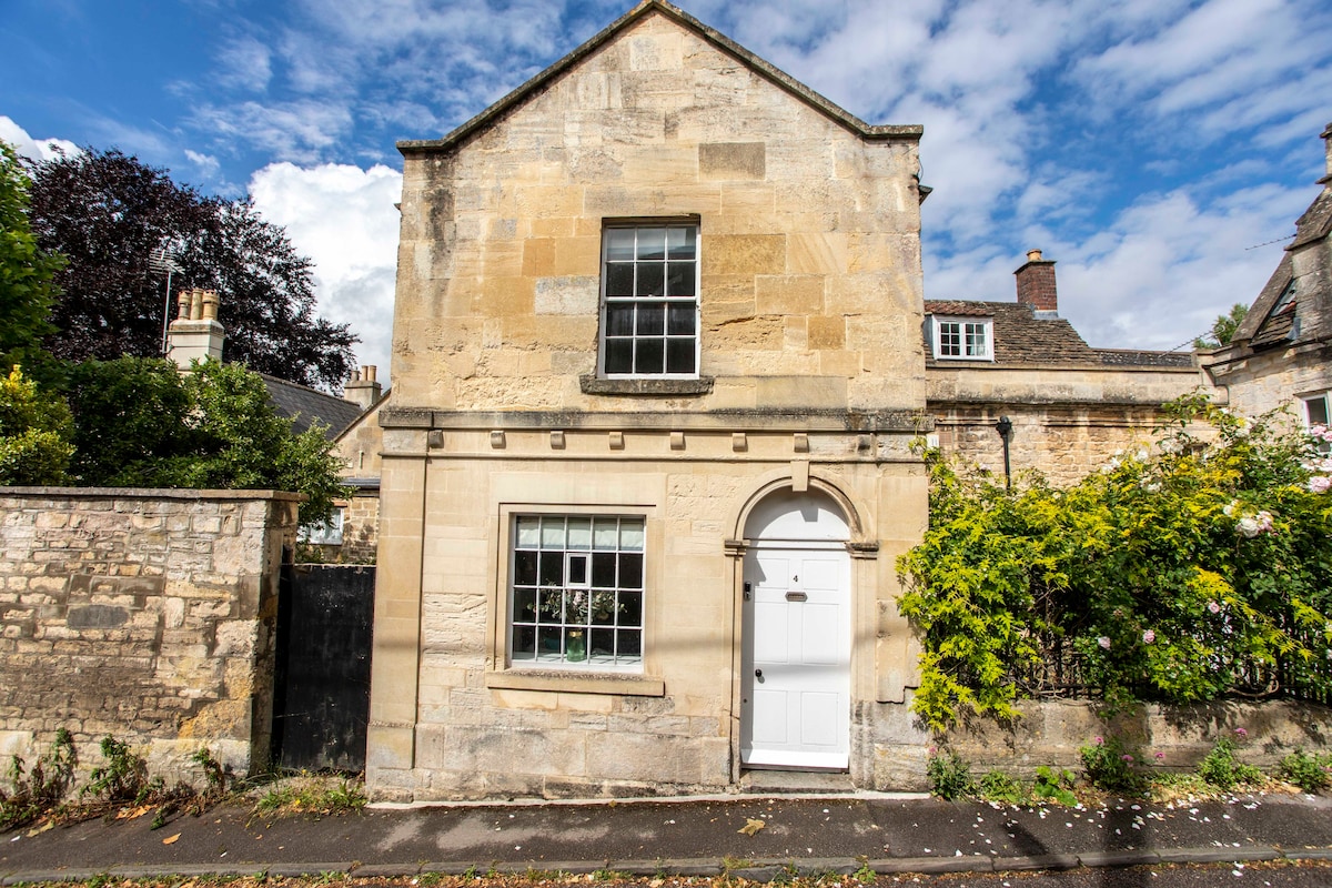 Cottage Helm Hawkeridge Wiltshire: Charming 3-Bedroom Holiday Cottage with Family-Friendly Features in Wiltshire