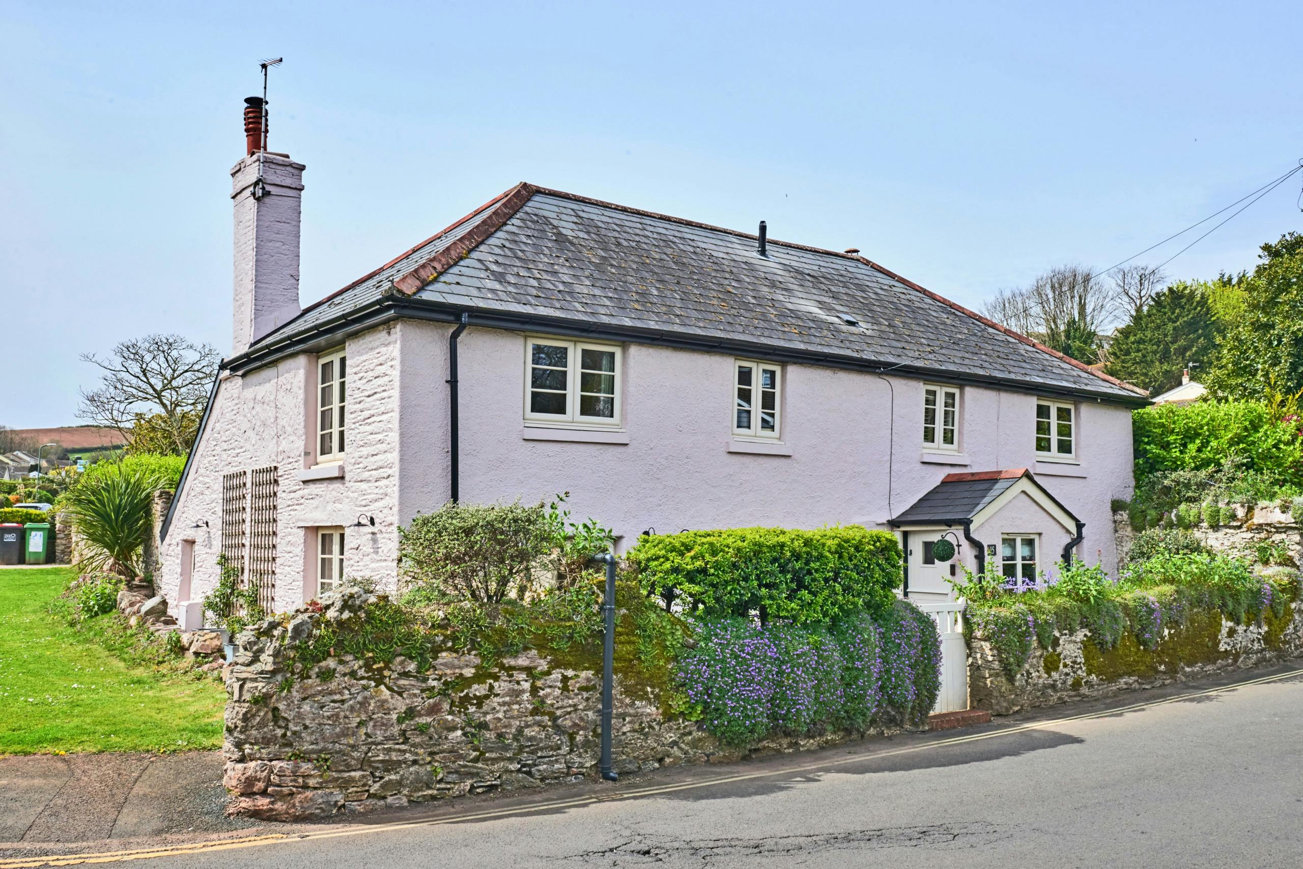 Cottage Helm Hawkerland Brixham: Charming 3-Bedroom Holiday Cottage with Fireplace and Garden, Brixham