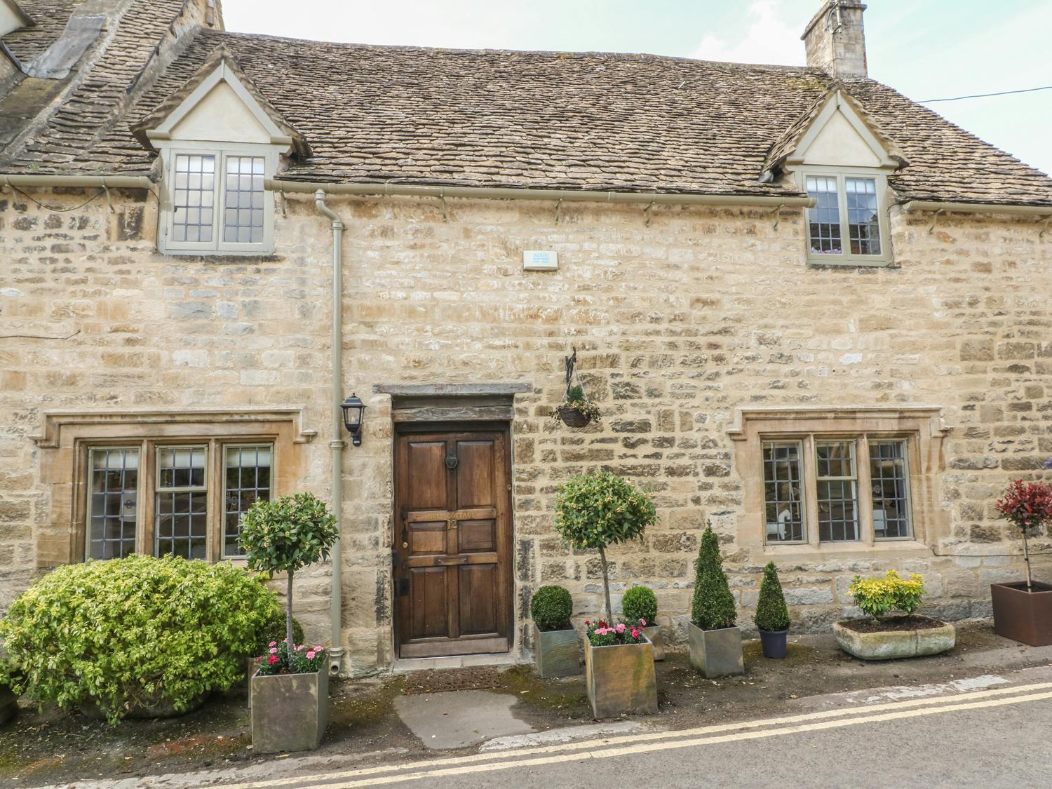 Cottage Helm Hawkesbury Burford: Charming 3-Bedroom Holiday Cottage with Private Parking, Burford, Oxfordshire