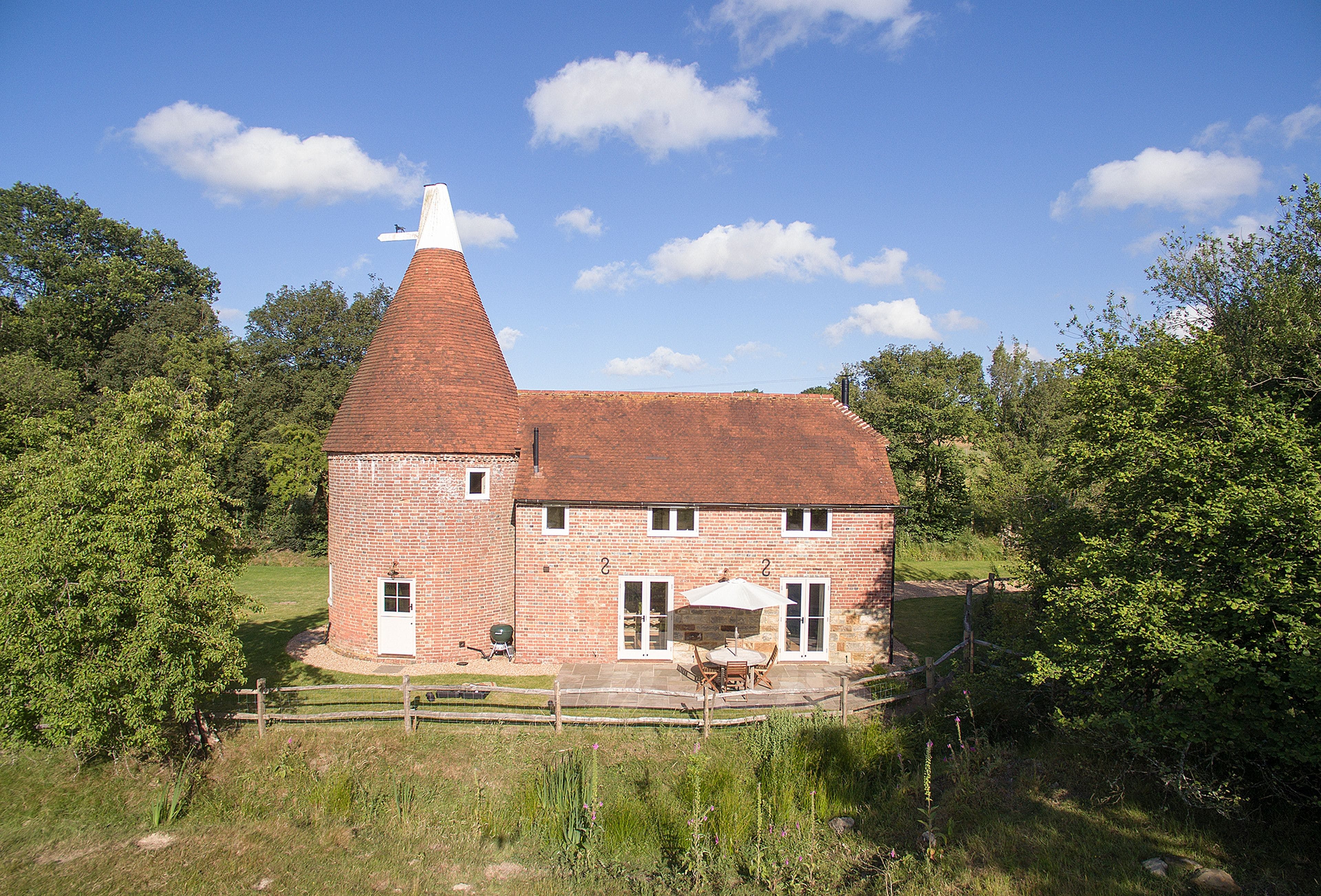 Cottage Helm Hawkhurst Ticehurst: Charming 2-Bedroom Golf Villa with Enclosed Garden and Private Parking, East Sussex