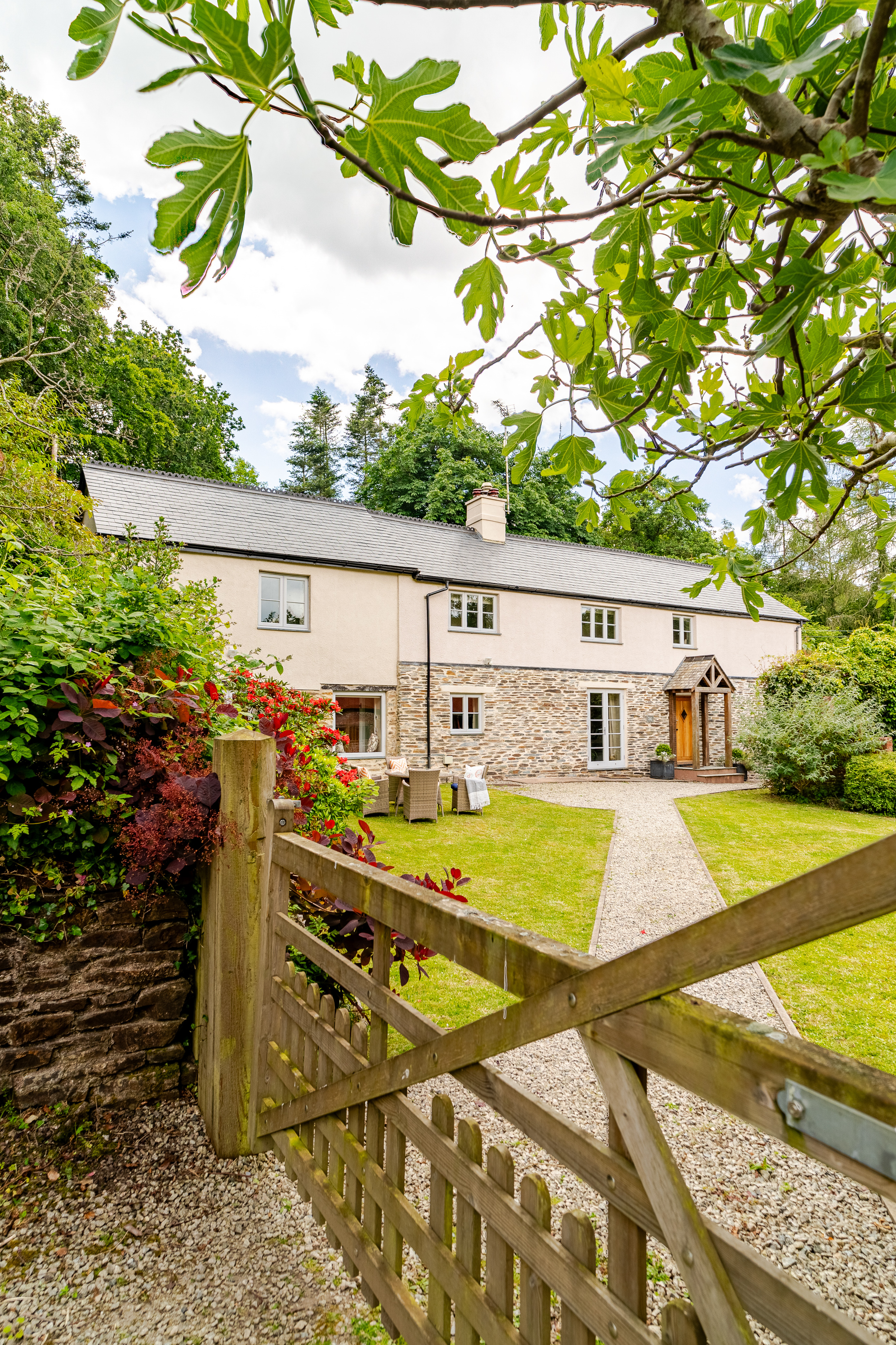 Cottage Helm Hawkridge Exeter: Charming 3-Bedroom Holiday Cottage with Tennis Court and Private Parking, Exeter