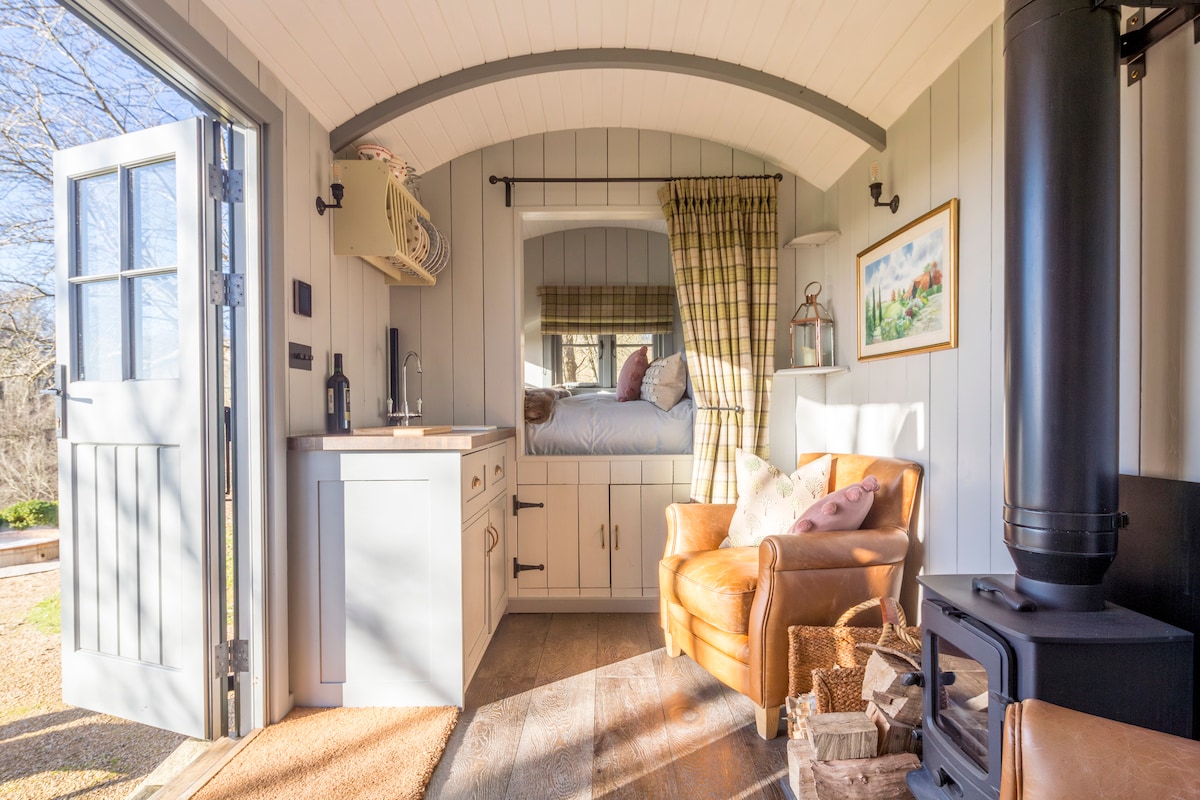 Cottage Helm Hawridge Chilterns: Luxury 1-Bedroom Cottage with Hot Tub and Tennis Court, Chiltern Hills