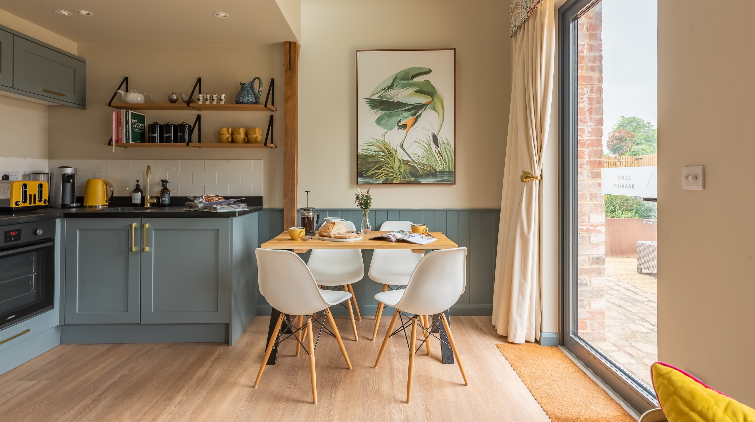 Cottage Helm Hawthorn Avebury: Luxury 2-Bedroom Cottage with Hot Tub and Pool, Wiltshire
