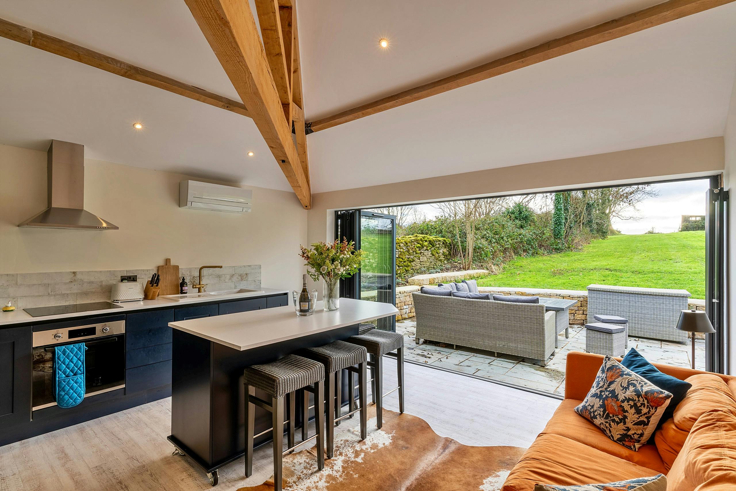 Cottage Helm Hawthorn Bourton: Luxury 3-Bedroom Cottage with Hot Tub and Spa, Gloucestershire