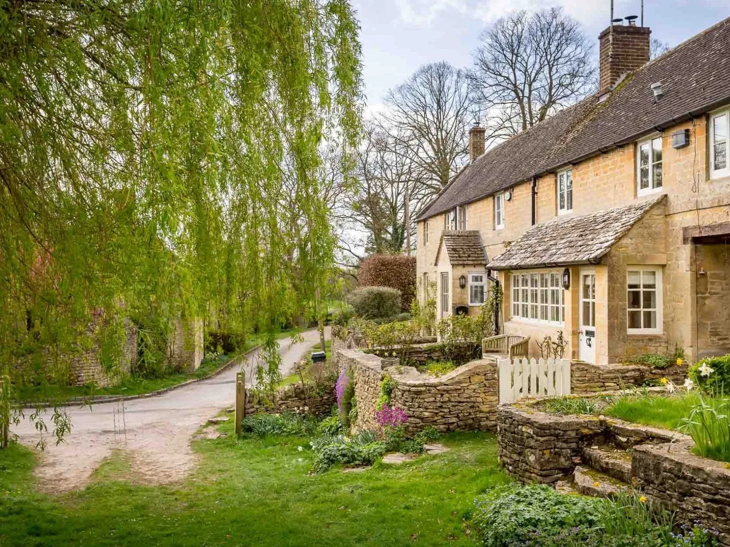 Cottage Helm Hawthorn Bourton-on-the-Water: Charming 2-Bedroom Cottage Rental with Sauna and Countryside Views, Bourton-on-the-Water