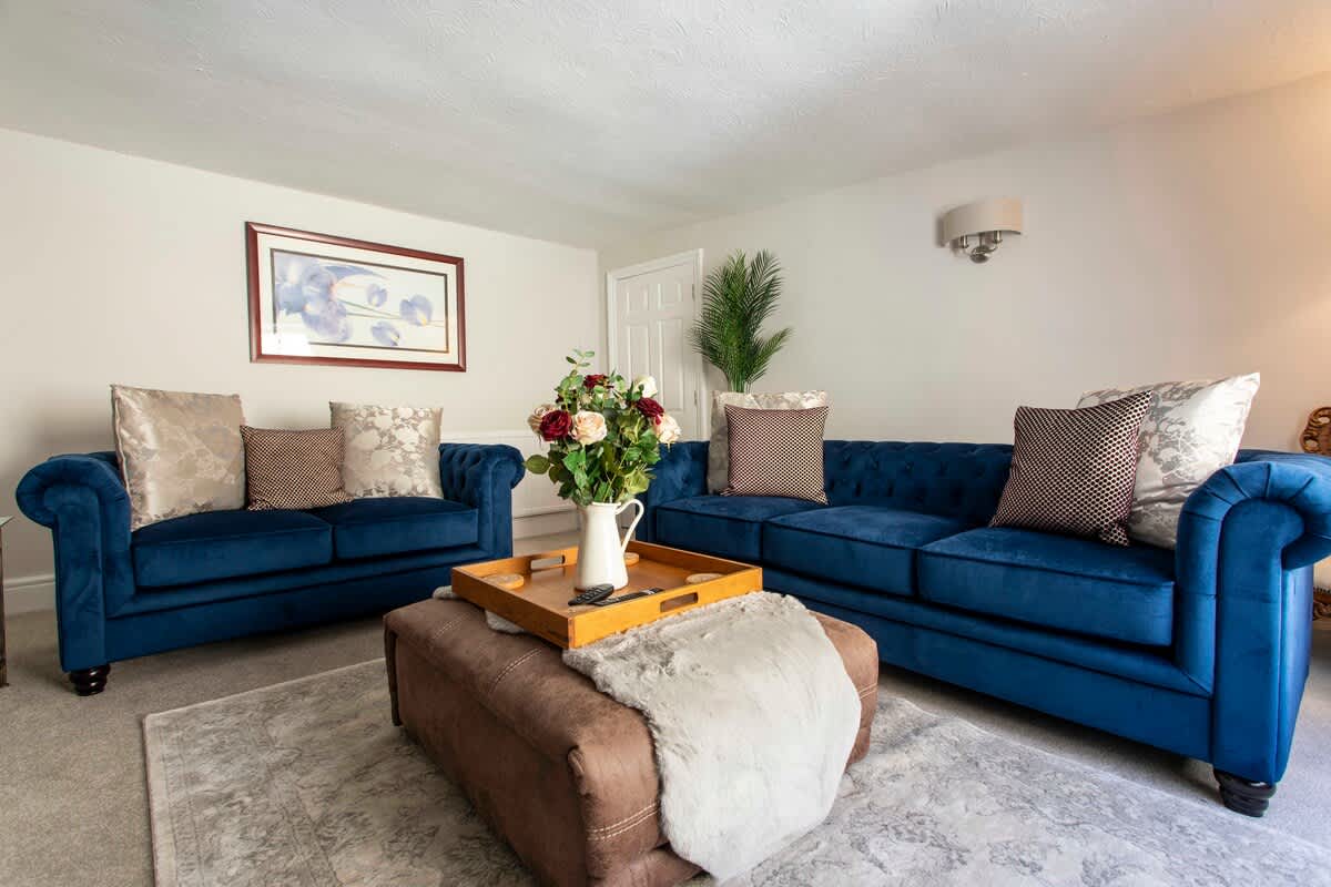 Cottage Helm Hawthorn Bradford-on-Avon: Charming 4-Bedroom Holiday Cottage with Spa and Private Parking, Wiltshire