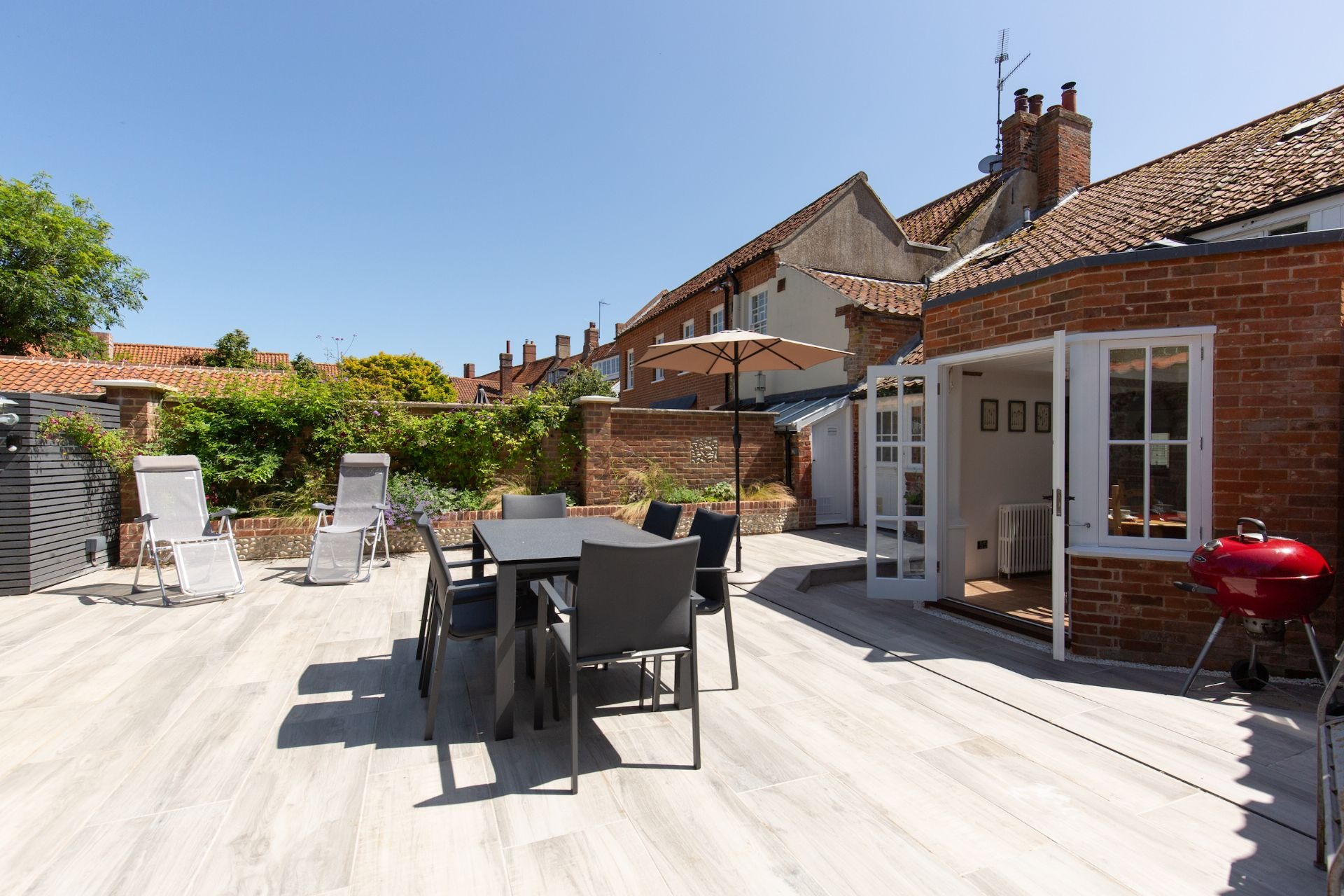Cottage Helm Hawthorn Burnham Market: Luxury 3-Bedroom Cottage with Sea View and Private Parking, Burnham Market