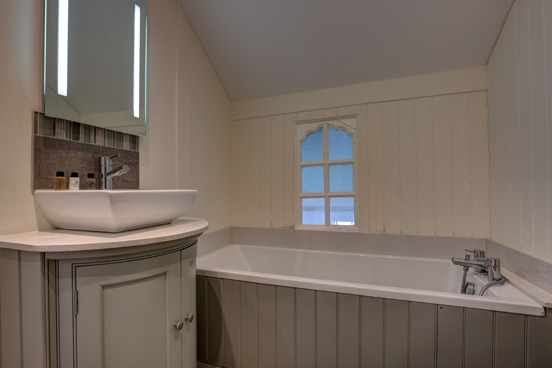 Cottage Helm Hawthorn Burnham Market: Luxury 3-Bedroom Cottage with Sea View and Private Parking, Burnham Market