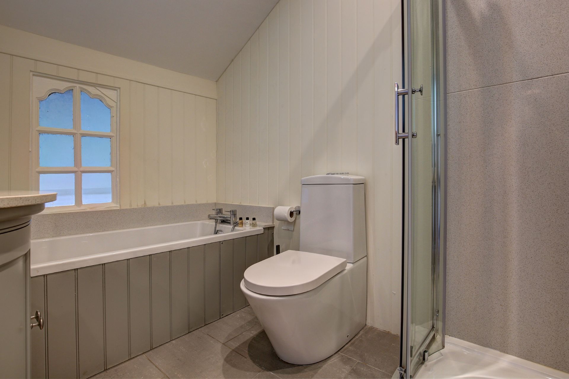 Cottage Helm Hawthorn Burnham Market: Luxury 3-Bedroom Cottage with Sea View and Private Parking, Burnham Market