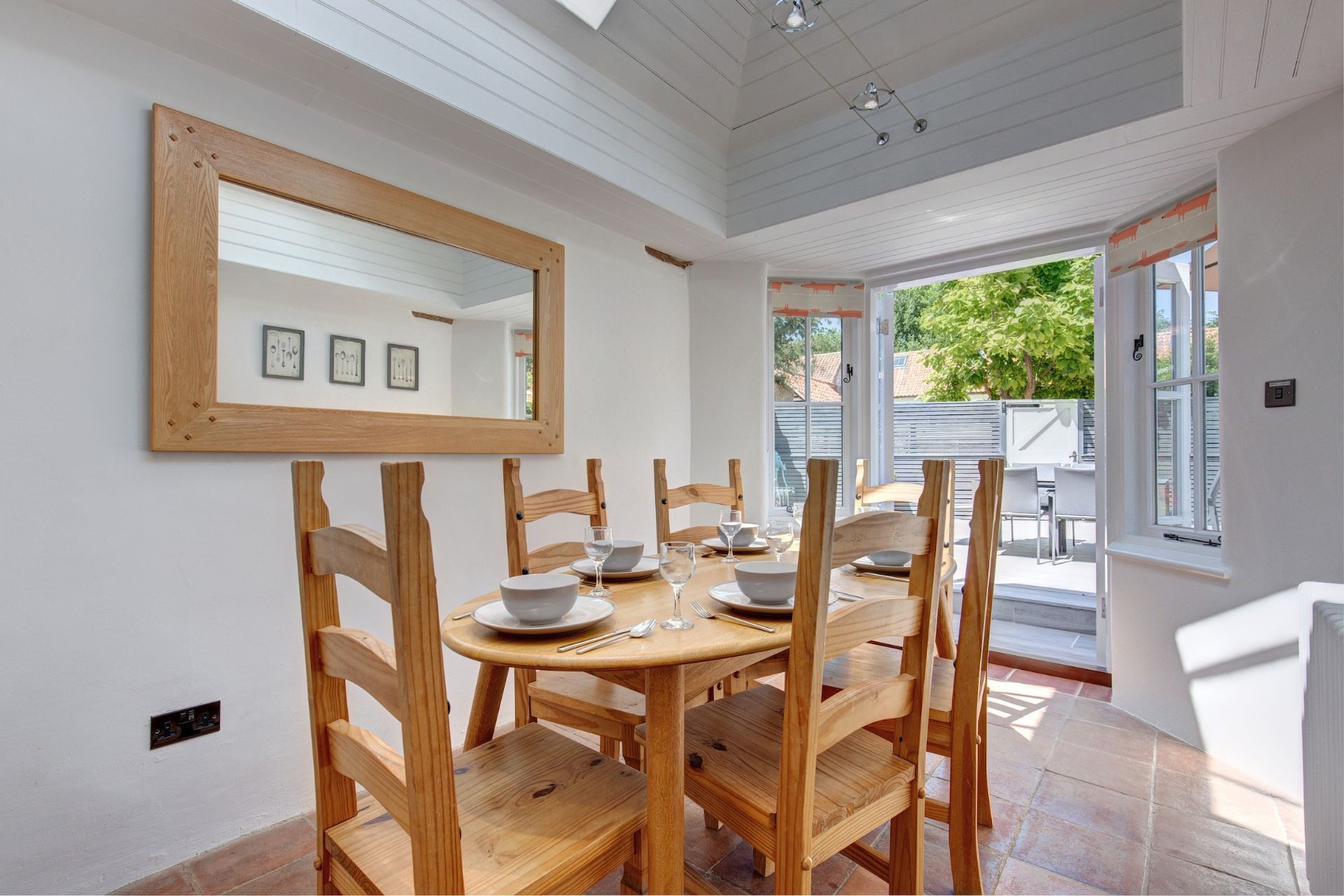 Cottage Helm Hawthorn Burnham Market: Luxury 3-Bedroom Cottage with Sea View and Private Parking, Burnham Market