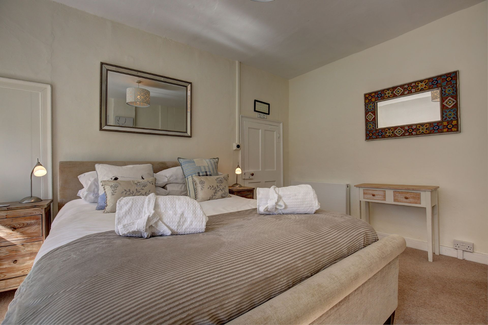 Cottage Helm Hawthorn Burnham Market: Luxury 3-Bedroom Cottage with Sea View and Private Parking, Burnham Market
