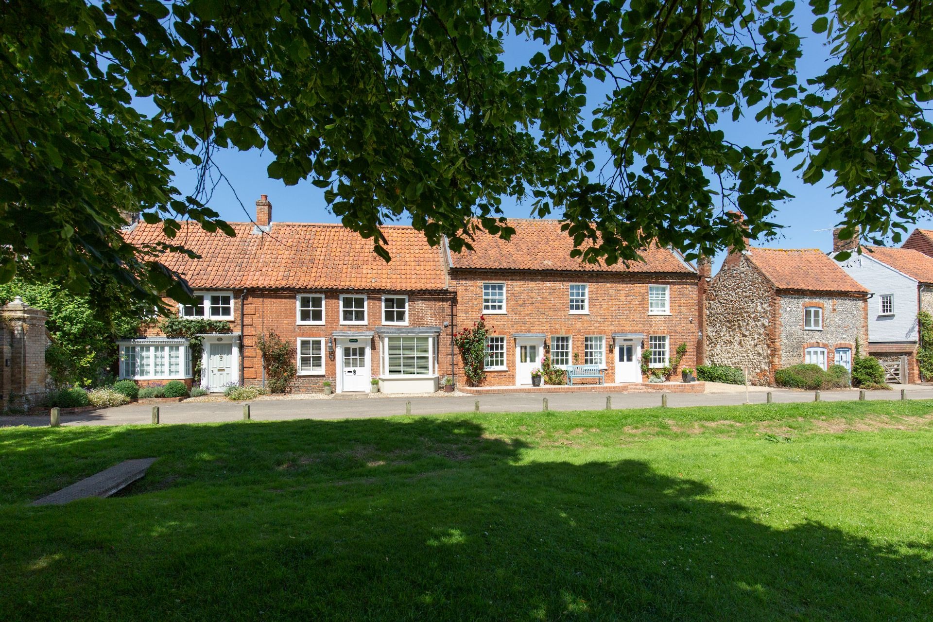 Cottage Helm Hawthorn Burnham Market: Luxury 3-Bedroom Cottage with Sea View and Private Parking, Burnham Market