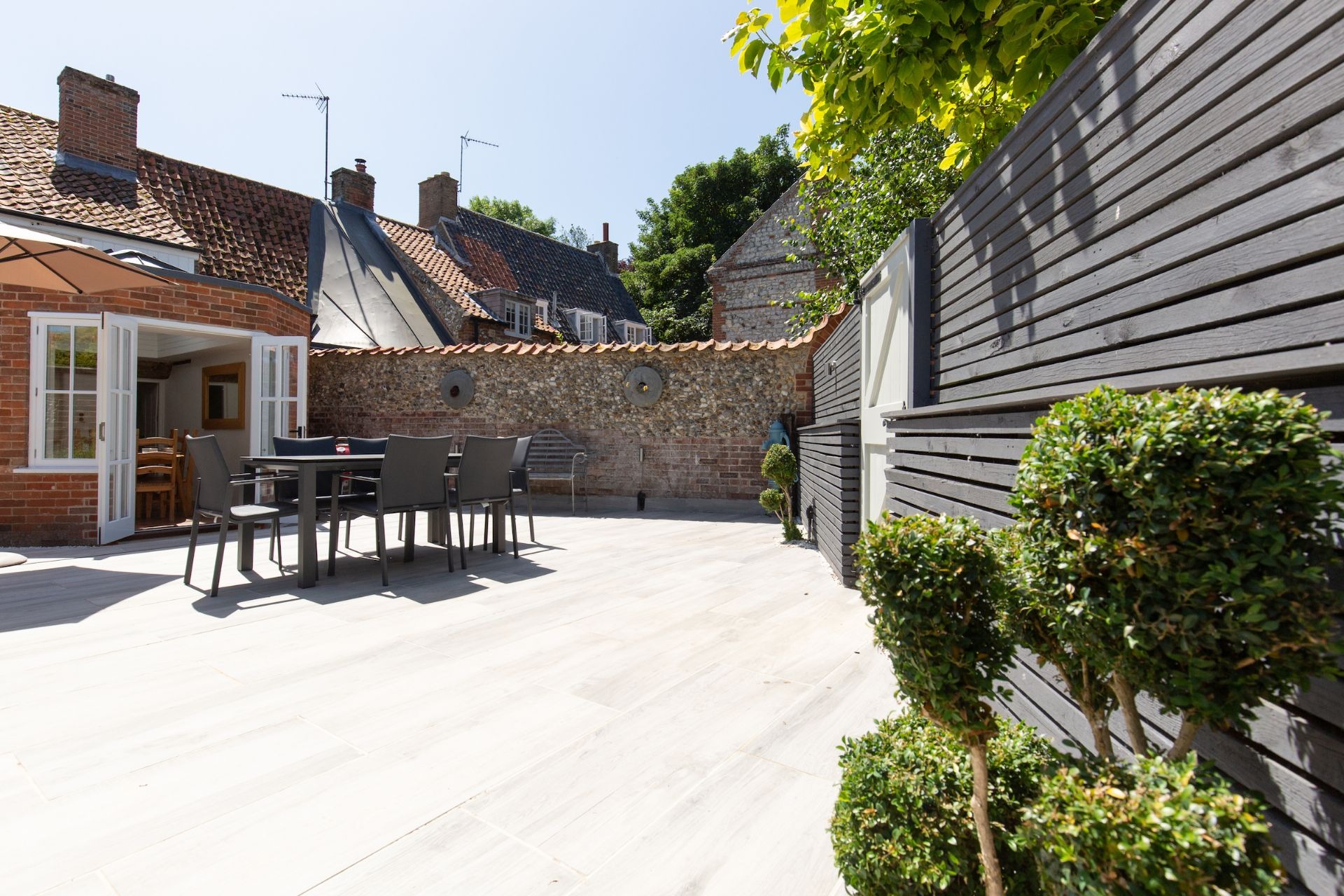 Cottage Helm Hawthorn Burnham Market: Luxury 3-Bedroom Cottage with Sea View and Private Parking, Burnham Market