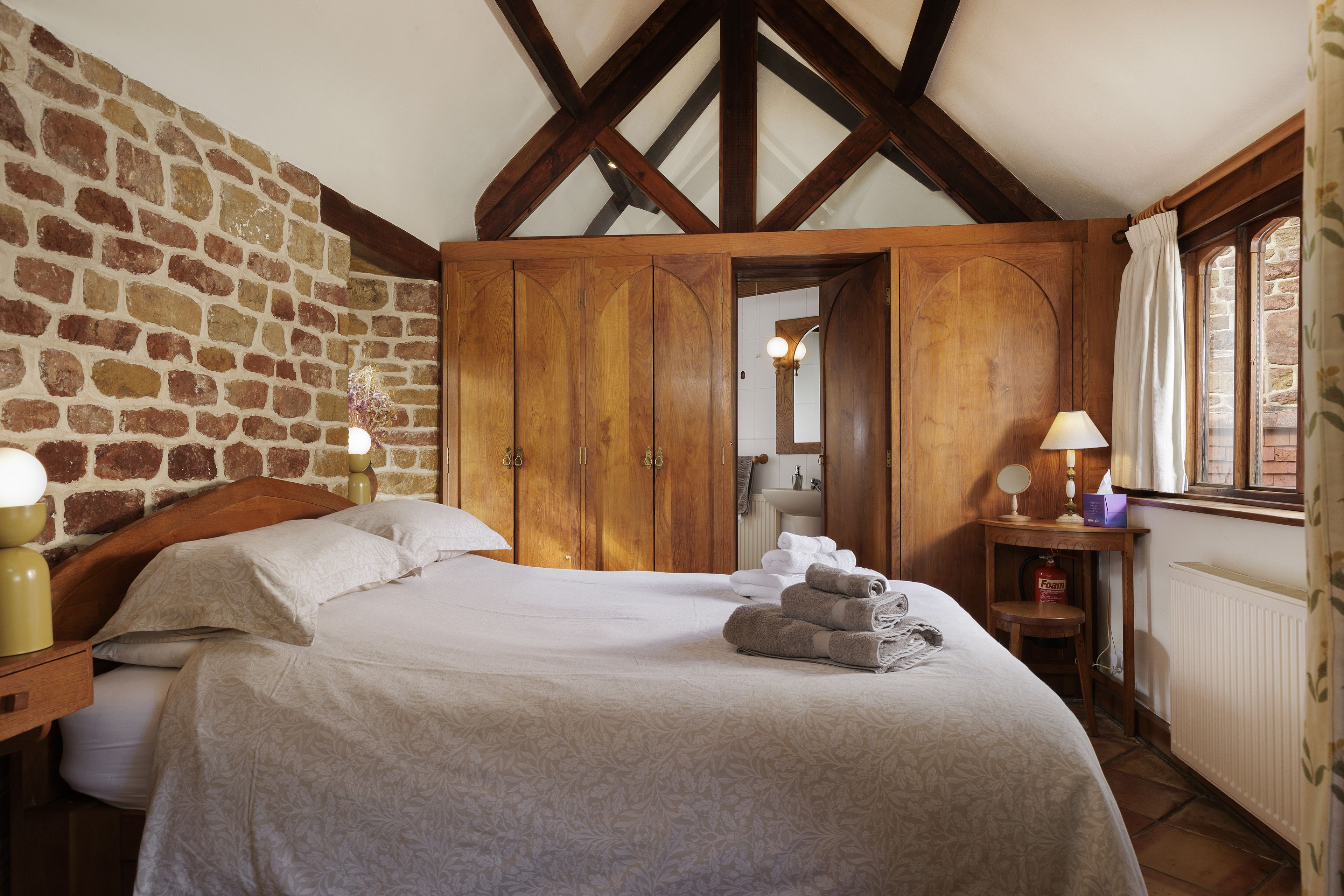 Cottage Helm Hawthorn Chipping Norton: Charming 1-Bedroom Holiday Cottage with Fireplace and Tennis Court, Chipping Norton