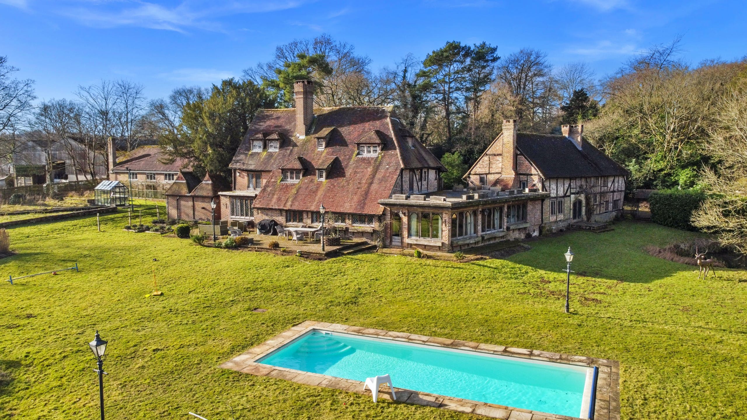 Cottage Helm Hawthorn Crawley Down: Luxury 3-Bedroom Apartment with Hot Tub and Tennis Court, West Sussex