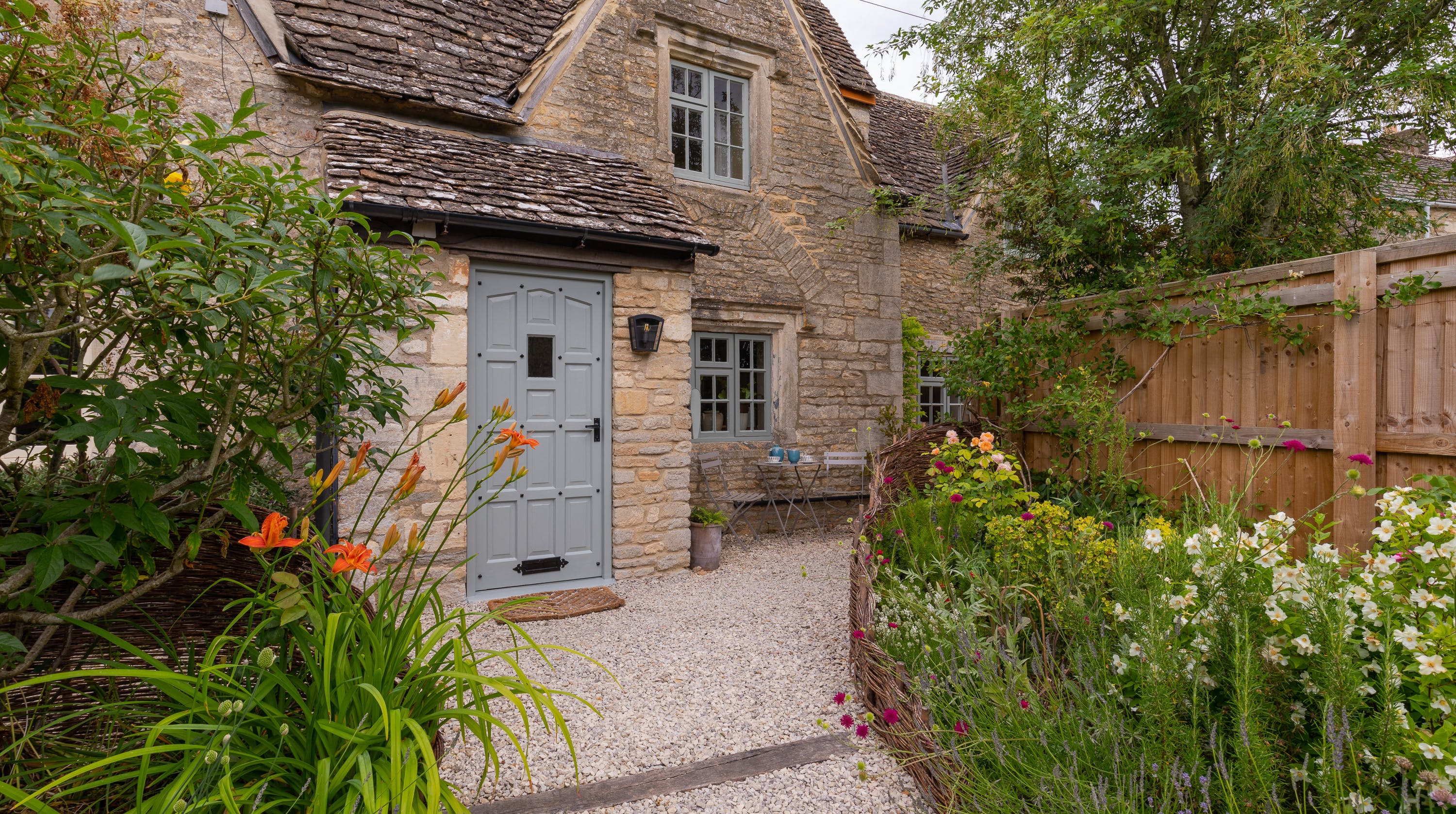 Cottage Helm Hawthorn Cricklade: Charming 2-Bedroom Holiday Cottage with Spa and Private Parking in Cricklade
