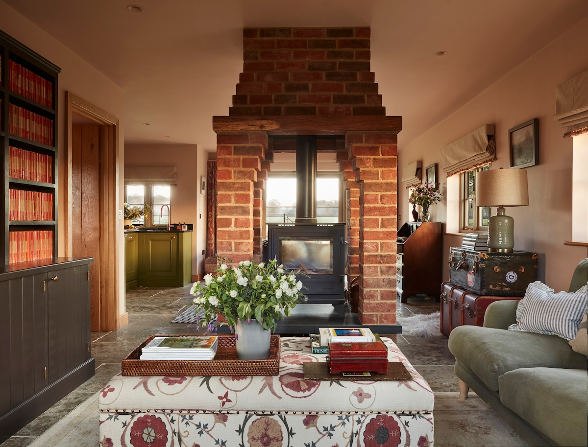 Cottage Helm Hawthorn Hambleden: Charming 2-Bedroom Holiday Cottage with Tennis Court in Buckinghamshire