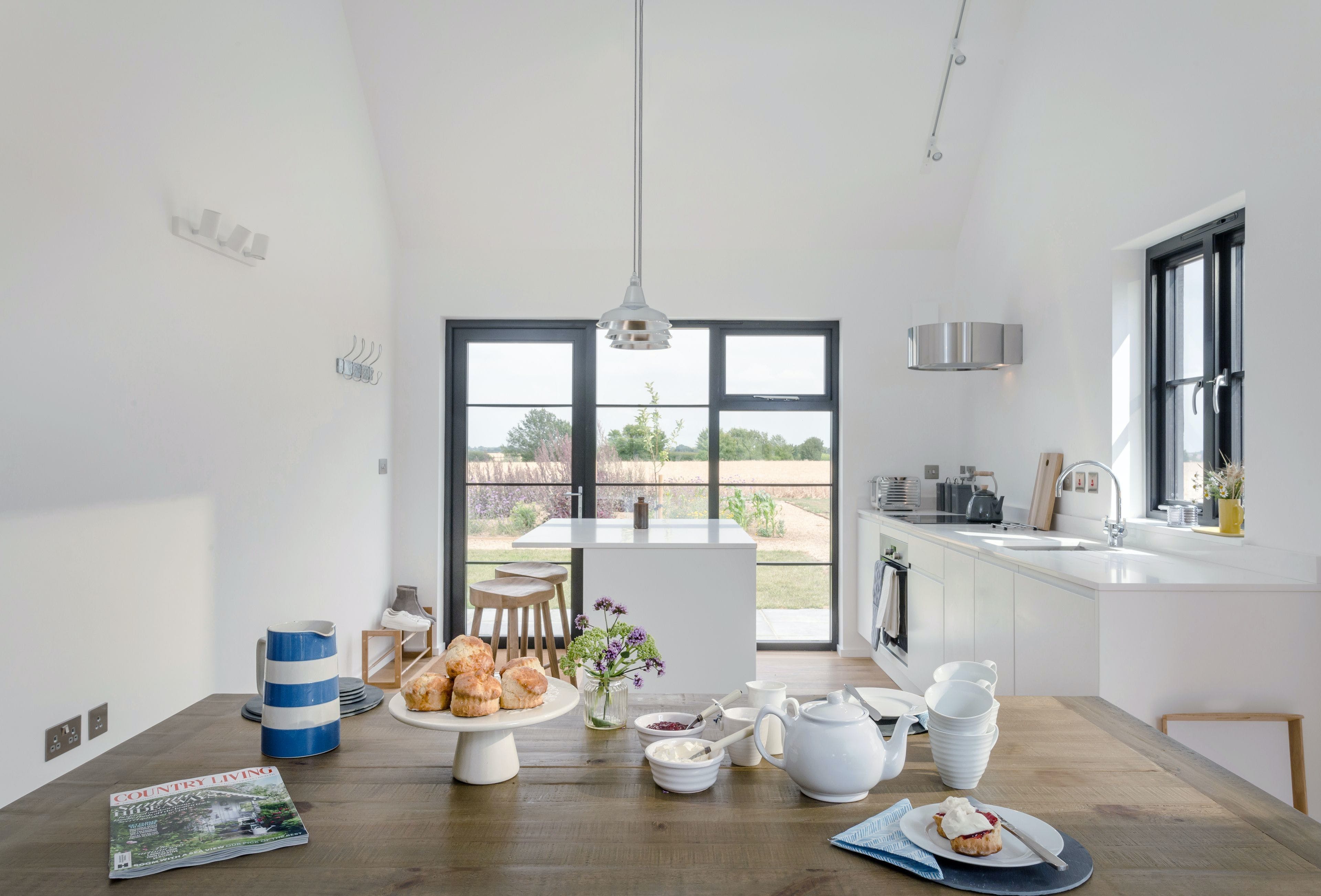 House Haar Brightlingsea Essex: Charming 2-Bedroom Holiday Cottage with Countryside Setting and Private Parking, Essex