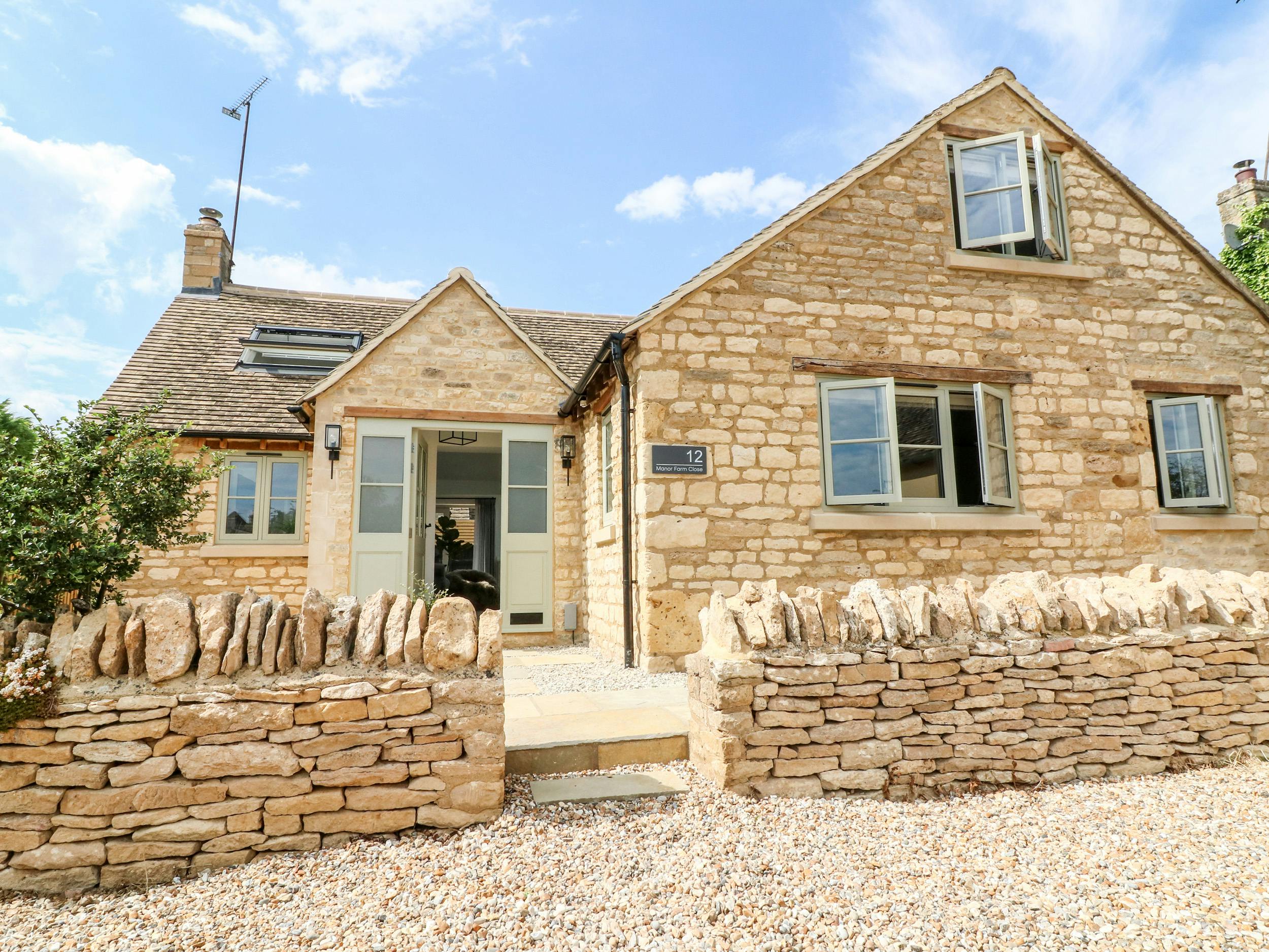 Cottage Helm Hawthorn Kingham: Luxury 3-Bedroom Cottage with Spa Sauna and Private Parking, The Cotswolds