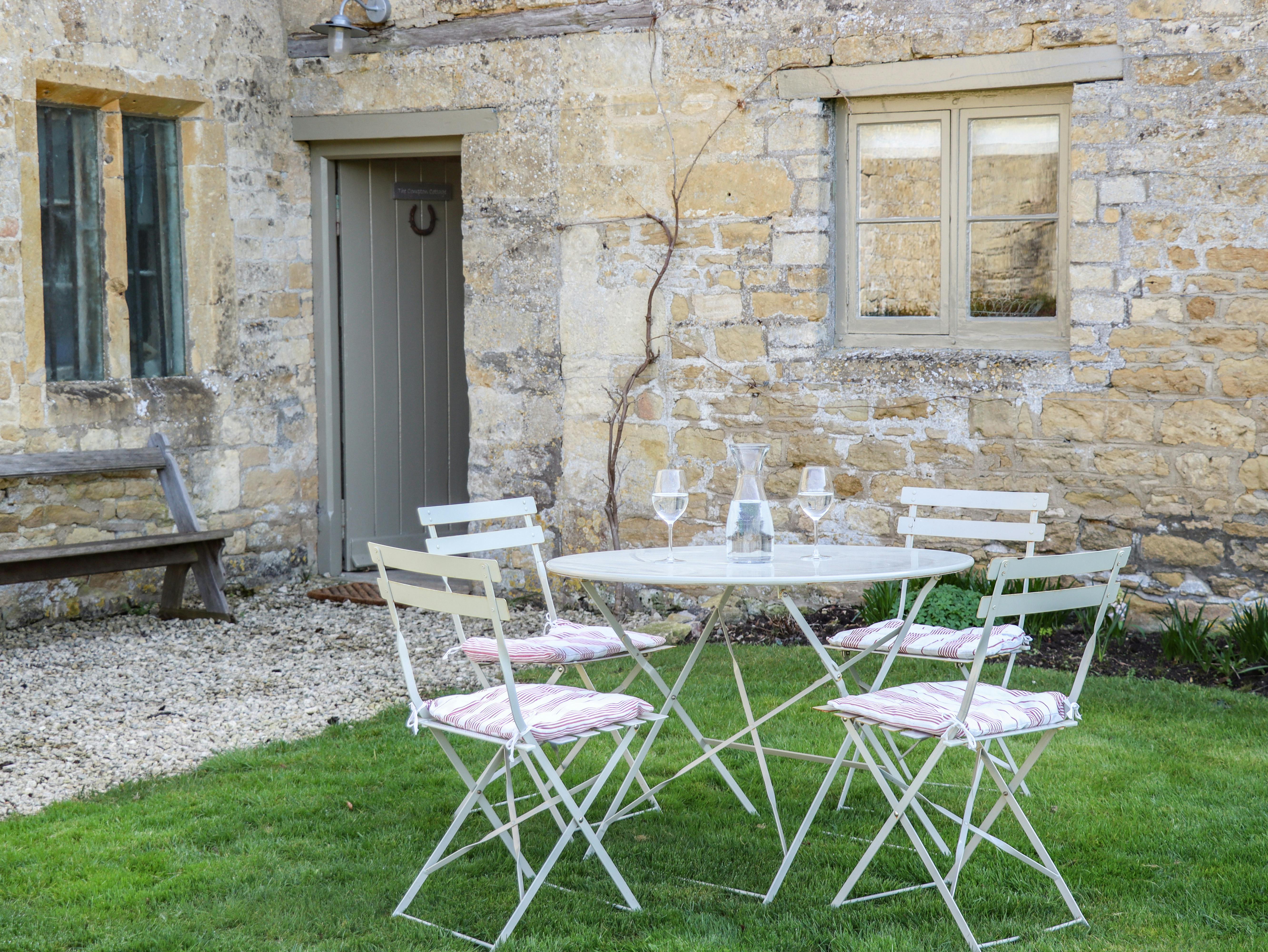 Cottage Helm Hawthorn Northleach: Charming 2-Bedroom Holiday Cottage with Countryside Views, Gloucestershire