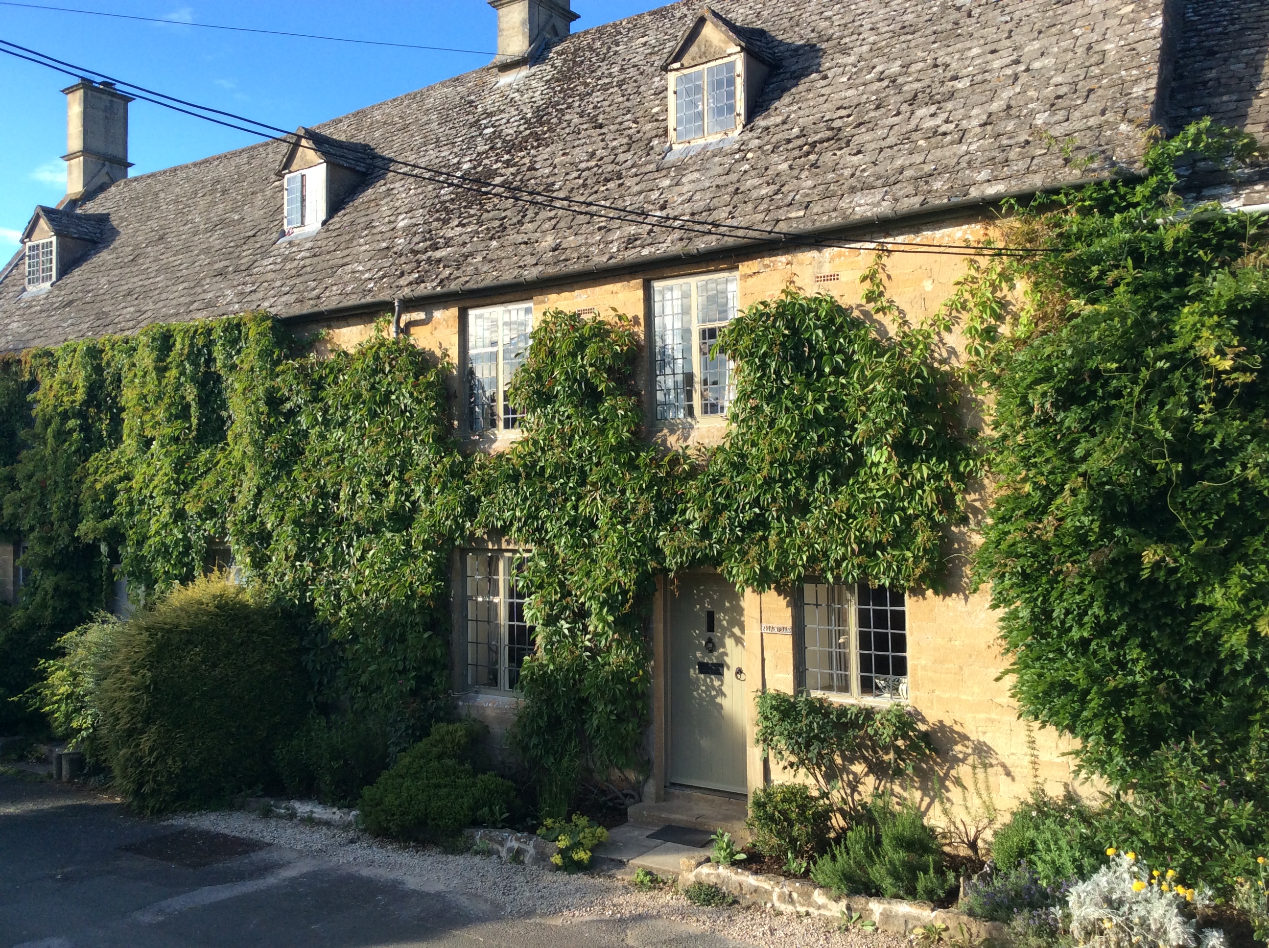 Cottage Helm Hawthorn Stow-on-the-Wold: Luxury 3-Bedroom Cottage with Spa Sauna and Private Parking, Stow-on-the-Wold
