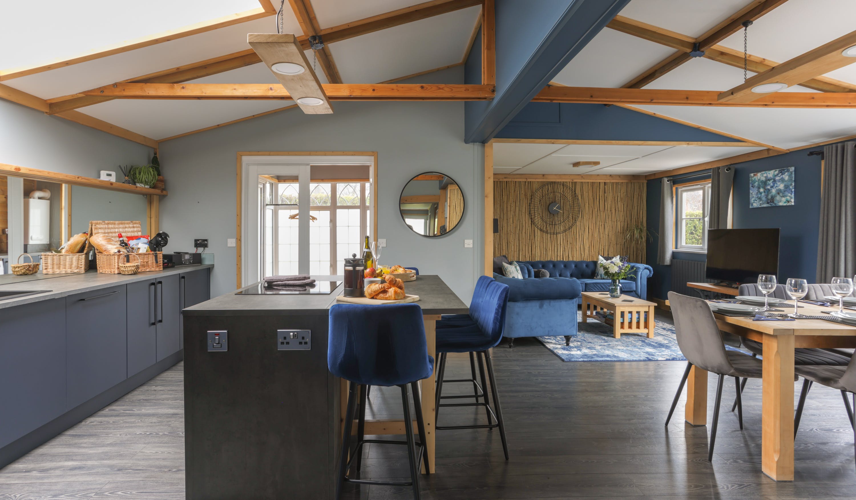 Cottage Helm Hawthorns Ferring: Luxury 3-Bedroom Cottage with Hot Tub and Sea Views, West Sussex