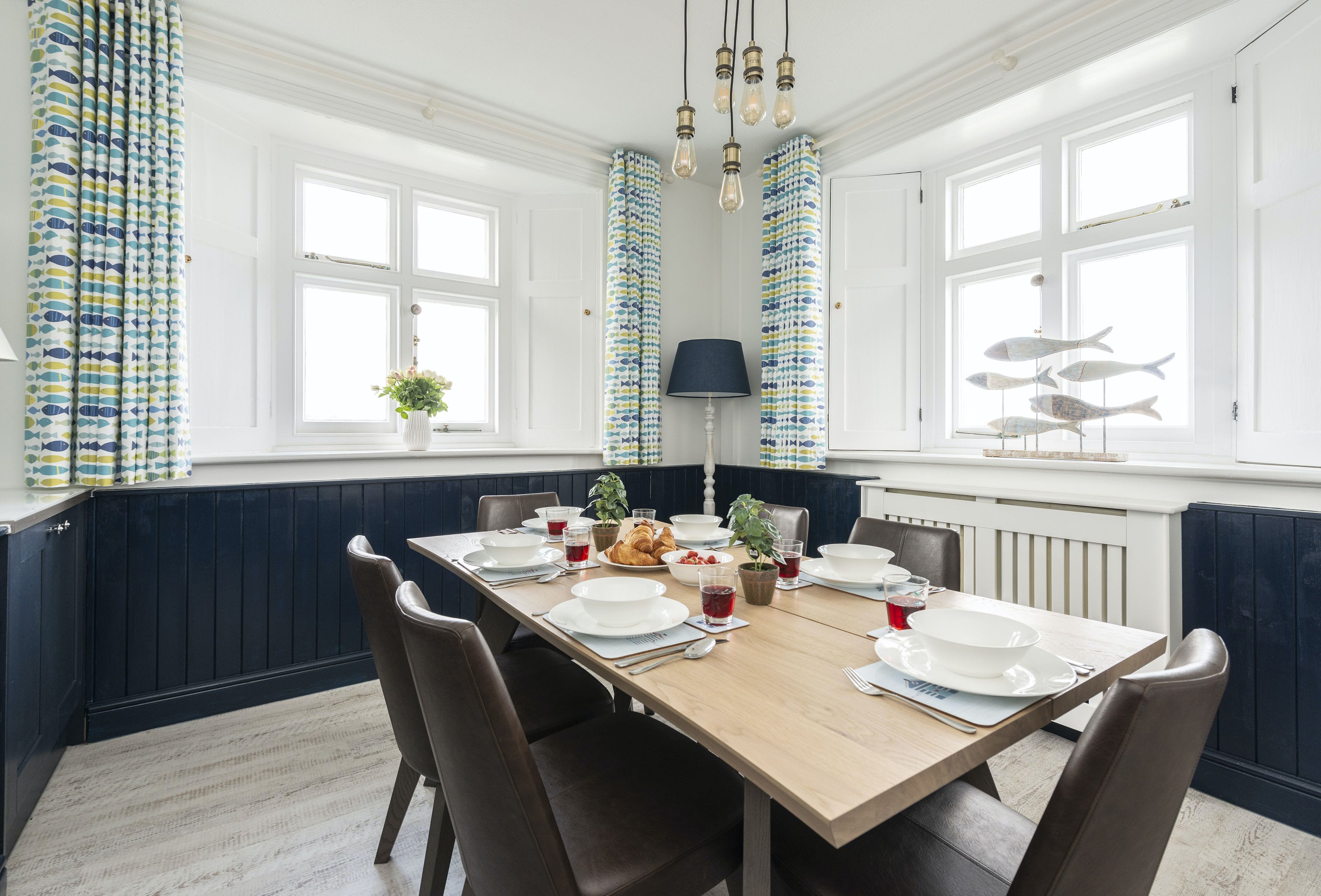 Cottage Helm Heather Bolt Tail: Charming 3-Bedroom Apartment with Sea Views and Private Parking, Salcombe